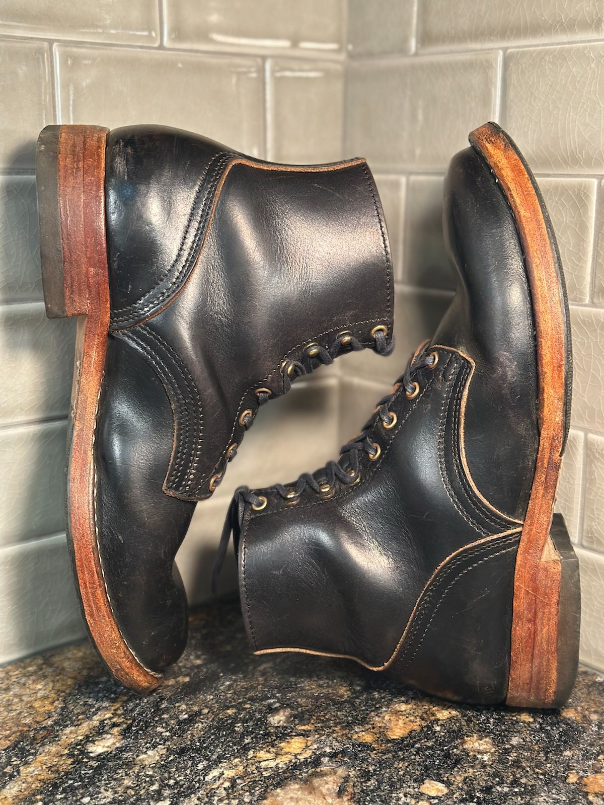 Photo by cows_electronico on March 3, 2025 of the Nicks Free Range in Horween Black Teacore Chromexcel.