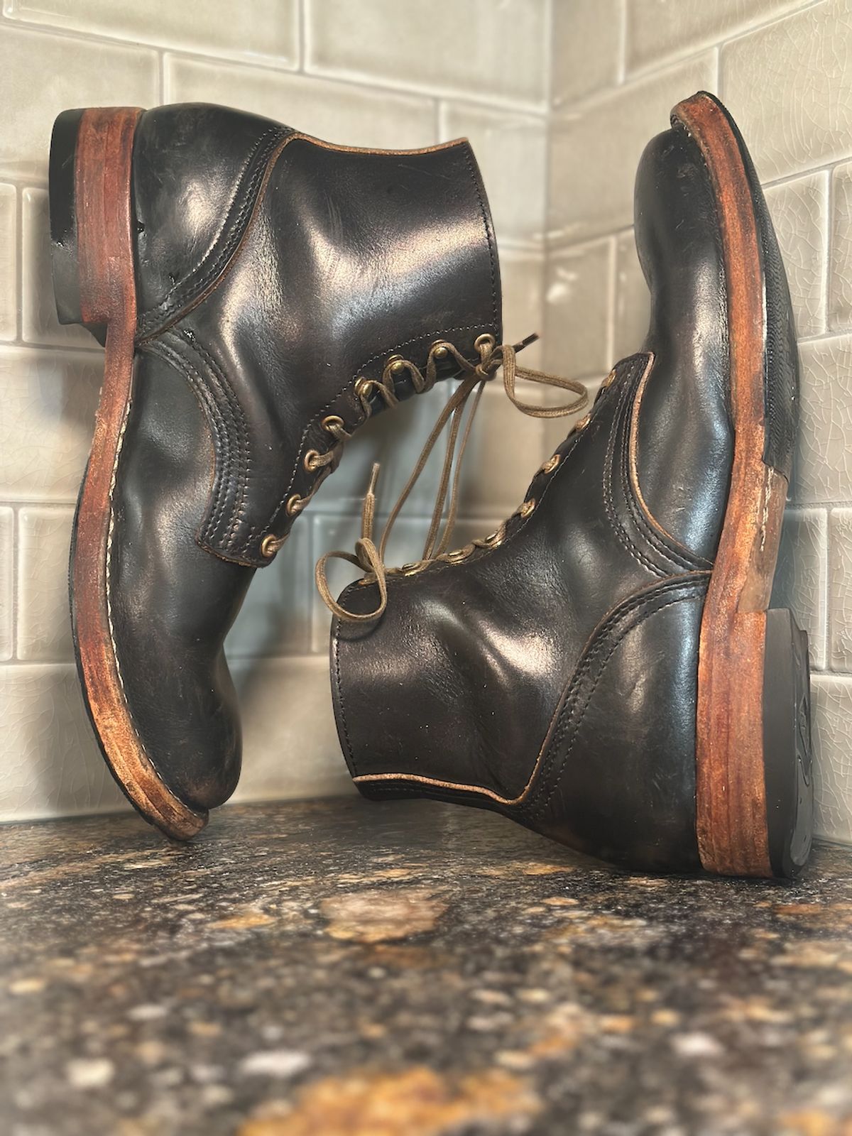 Photo by cows_electronico on April 2, 2025 of the Nicks Free Range in Horween Black Teacore Chromexcel.
