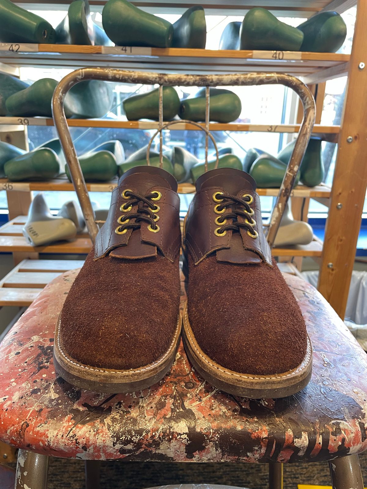 Photo by powerserge on December 3, 2022 of the Self-Made Work Oxford in LaBelle Supply Walnut Oil Tanned Loggertan.