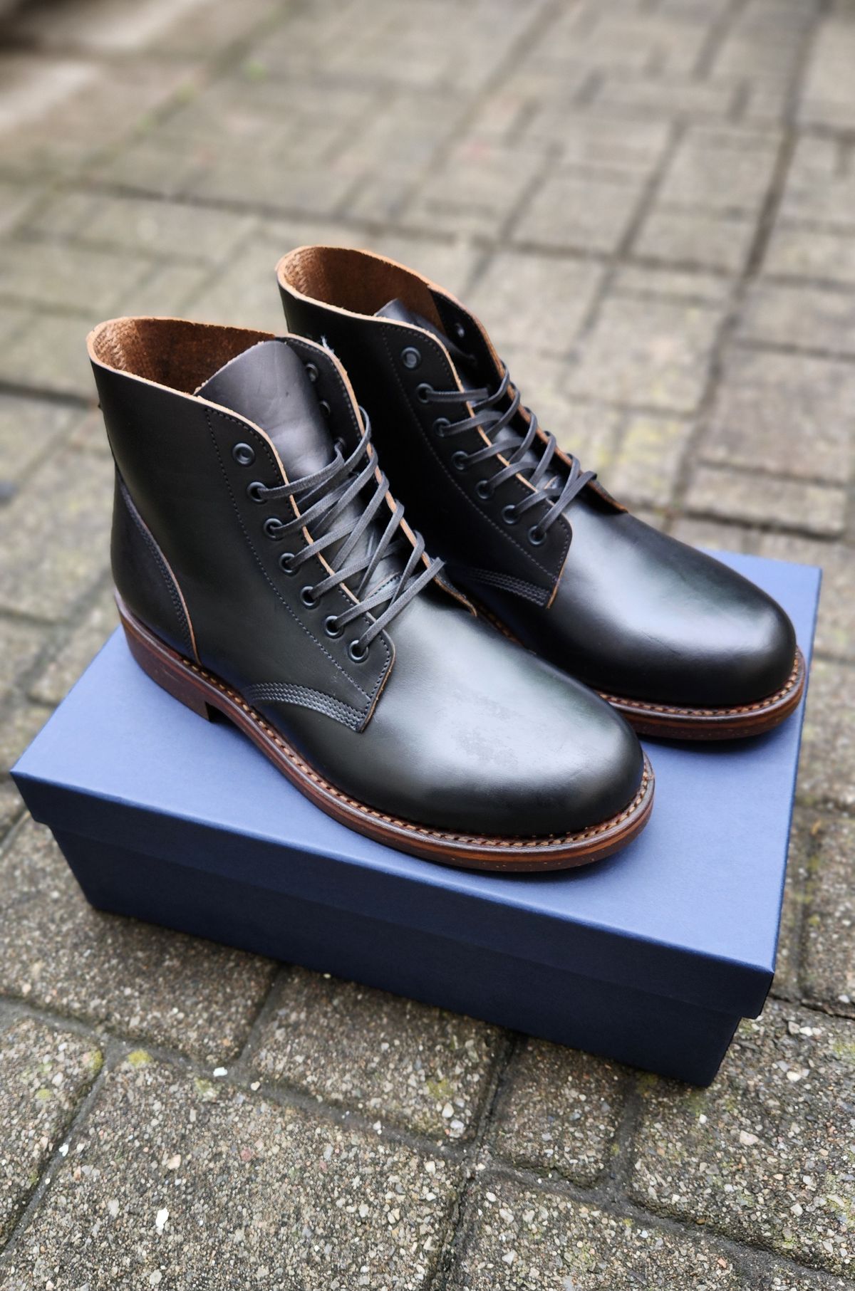 Photo by som1 on May 29, 2024 of the Oak Street Bootmakers Field Boot in Horween Black Chromexcel.