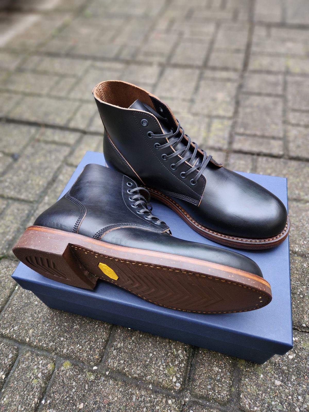 Photo by som1 on May 29, 2024 of the Oak Street Bootmakers Field Boot in Horween Black Chromexcel.