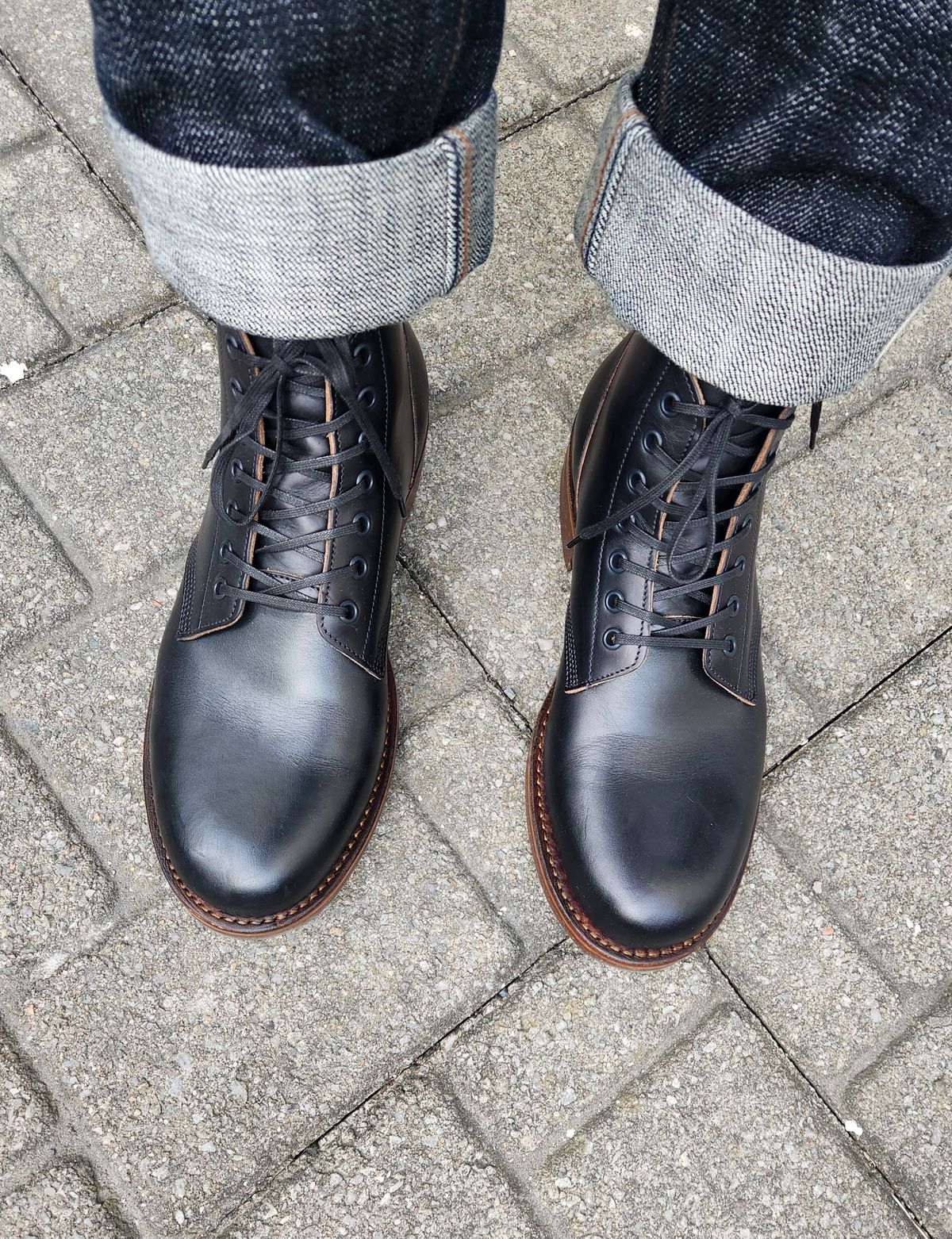 Photo by som1 on May 29, 2024 of the Oak Street Bootmakers Field Boot in Horween Black Chromexcel.