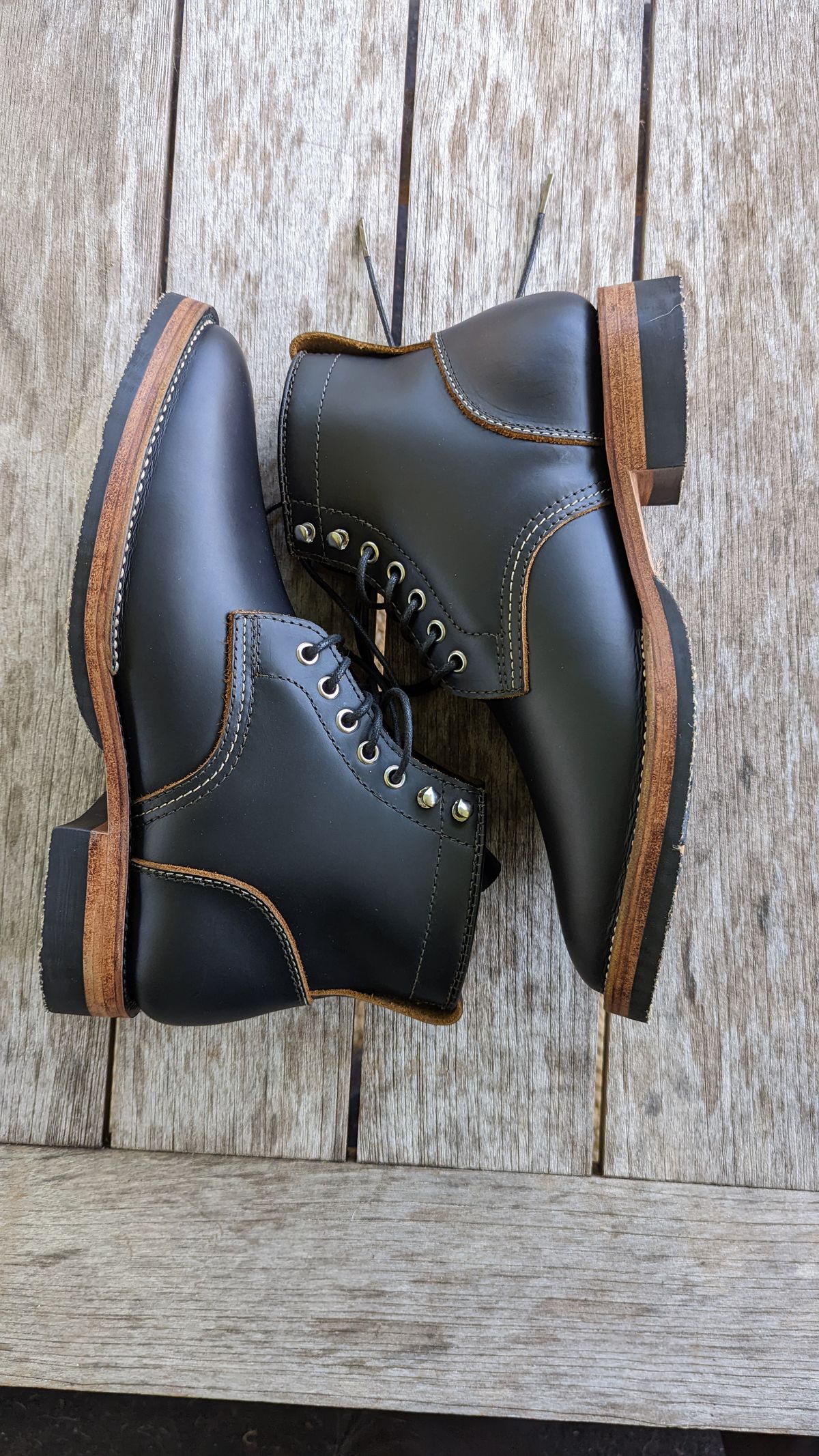 Photo by dakon on October 3, 2022 of the Santalum x PTC The Klondike Service Boot in S.B. Foot Black Klondike.