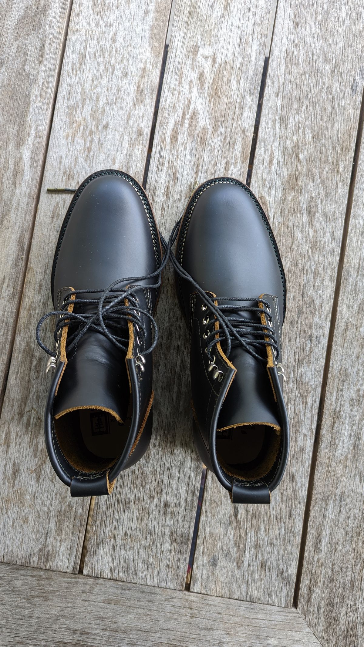 Photo by dakon on October 3, 2022 of the Santalum x PTC The Klondike Service Boot in S.B. Foot Black Klondike.
