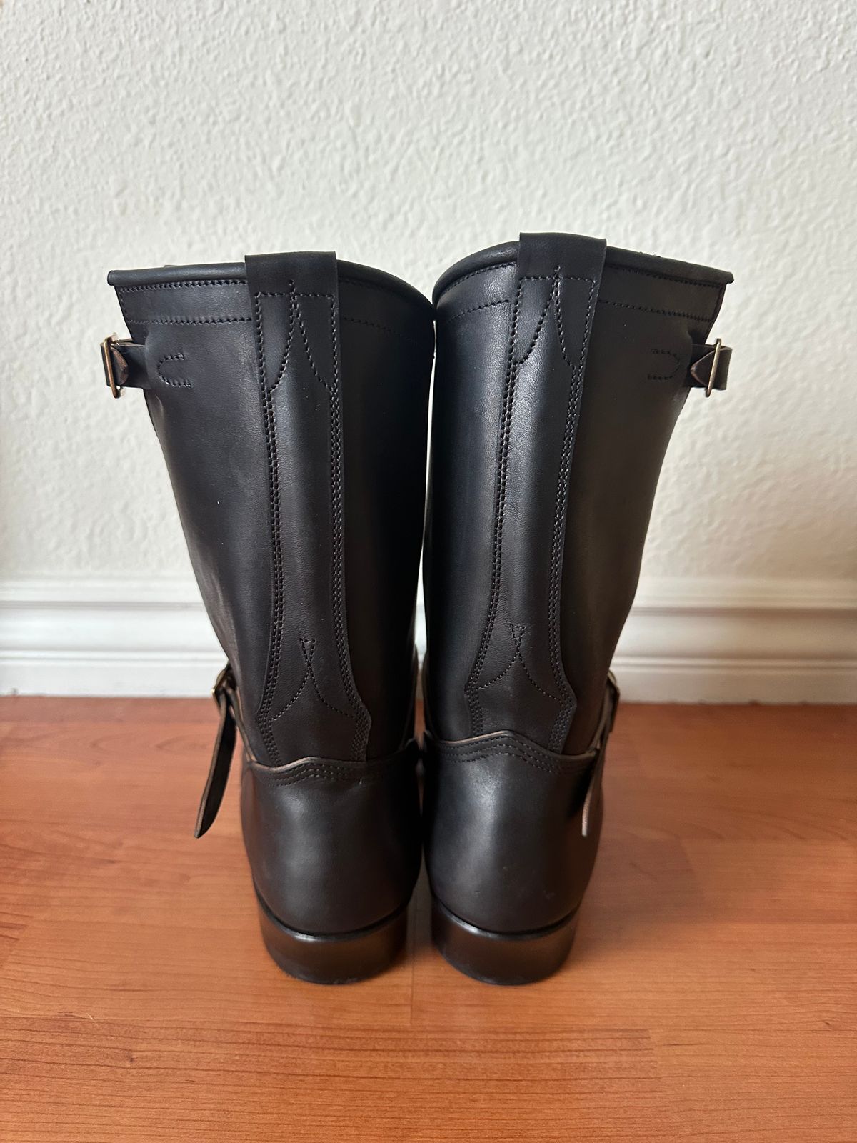 Photo by jfan on October 1, 2025 of the Unsung U 22-2 Engineer Boot in Maryam Toscanello Horsebutt Overdyed Black.