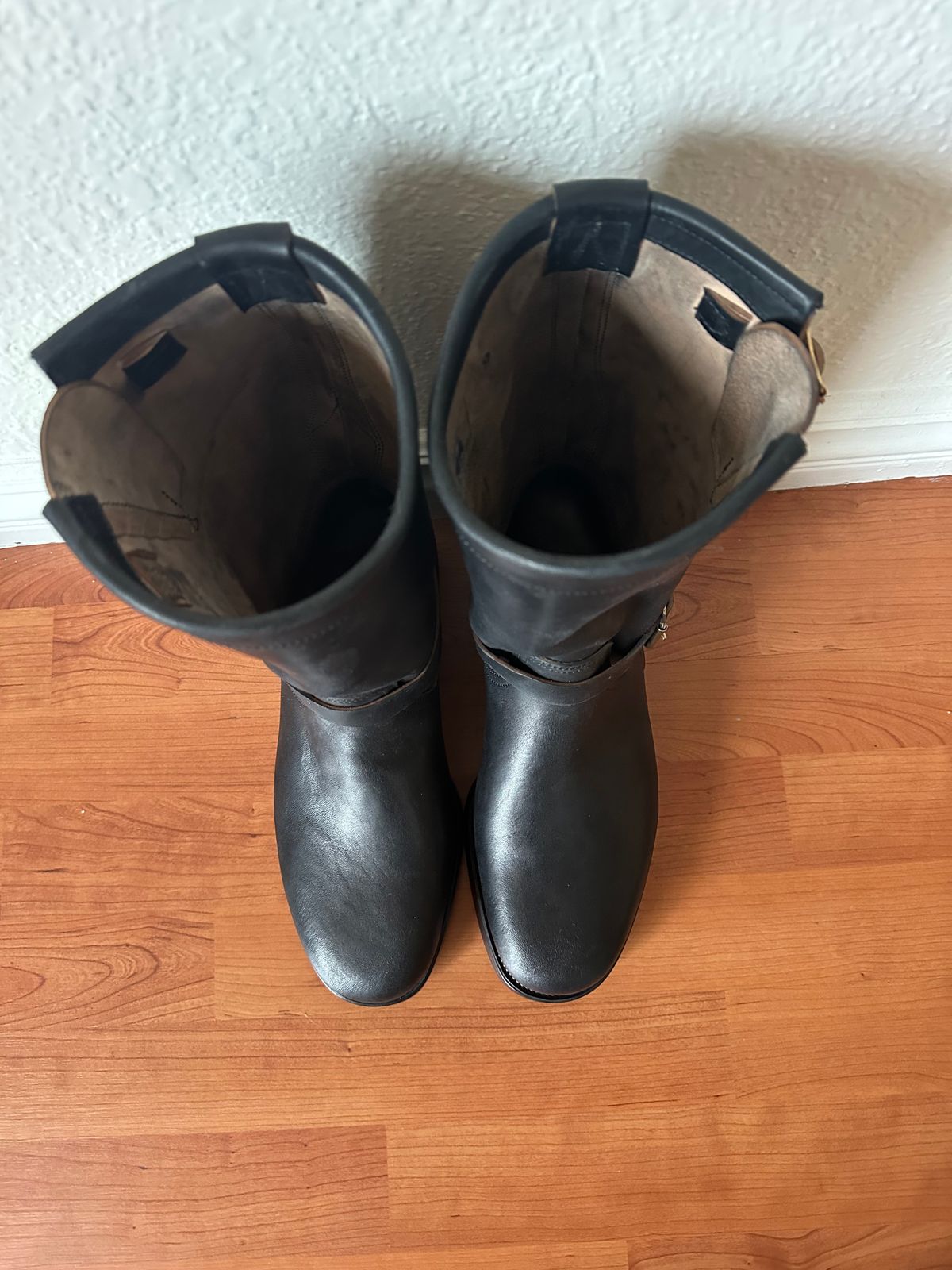 Photo by jfan on October 1, 2025 of the Unsung U 22-2 Engineer Boot in Maryam Toscanello Horsebutt Overdyed Black.