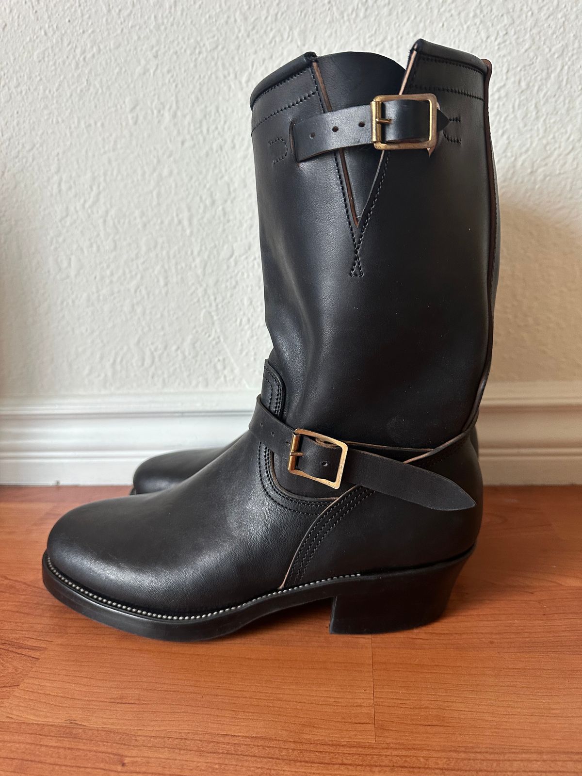 Photo by jfan on October 1, 2025 of the Unsung U 22-2 Engineer Boot in Maryam Toscanello Horsebutt Overdyed Black.