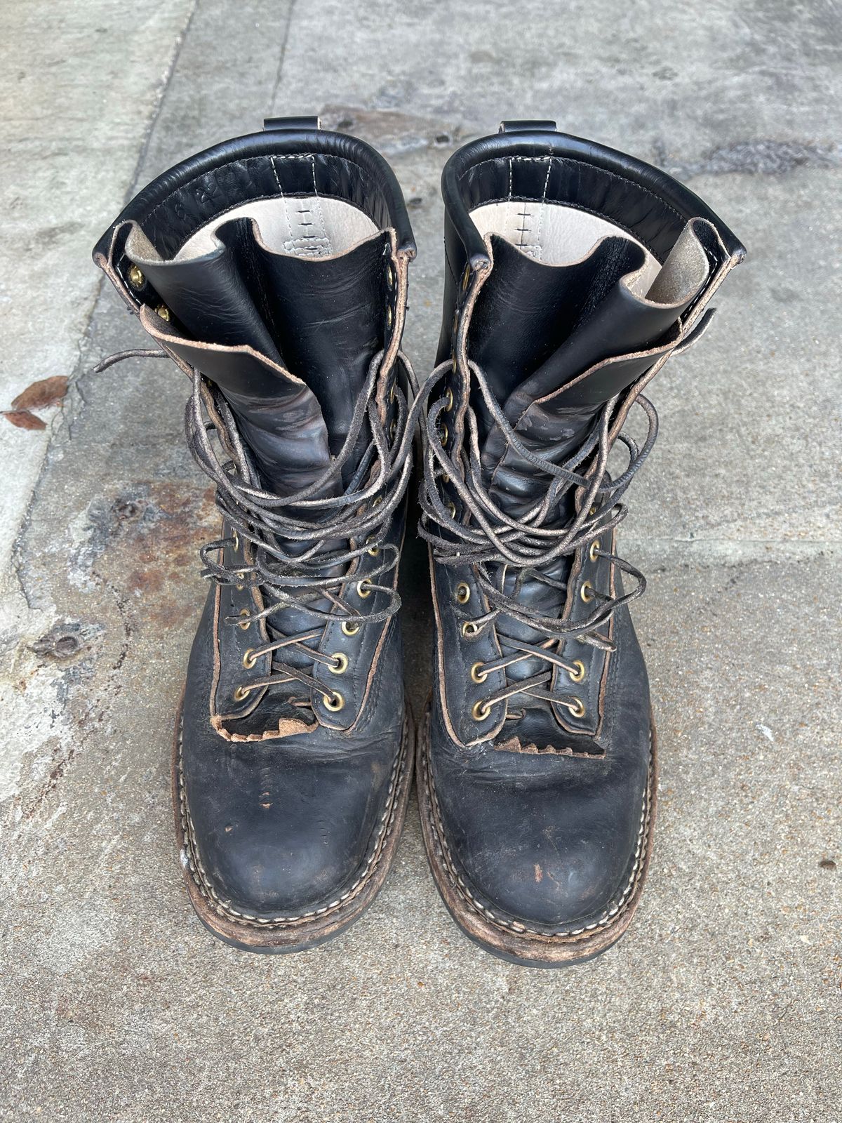 Photo by 32oz_denim on November 4, 2022 of the White's Bounty Hunter in Horween Black Chromexcel Horsebutt.
