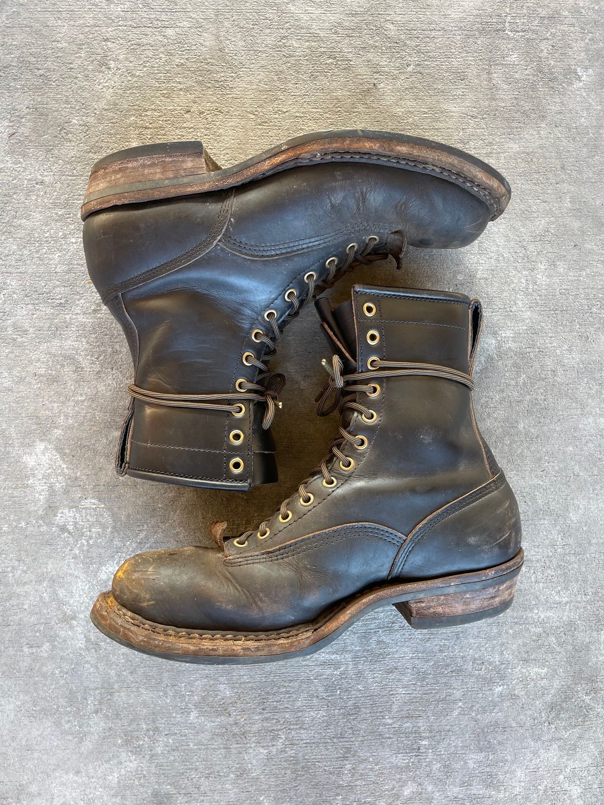 Photo by 32oz_denim on February 3, 2023 of the White's Bounty Hunter in Horween Black Chromexcel Horsebutt.