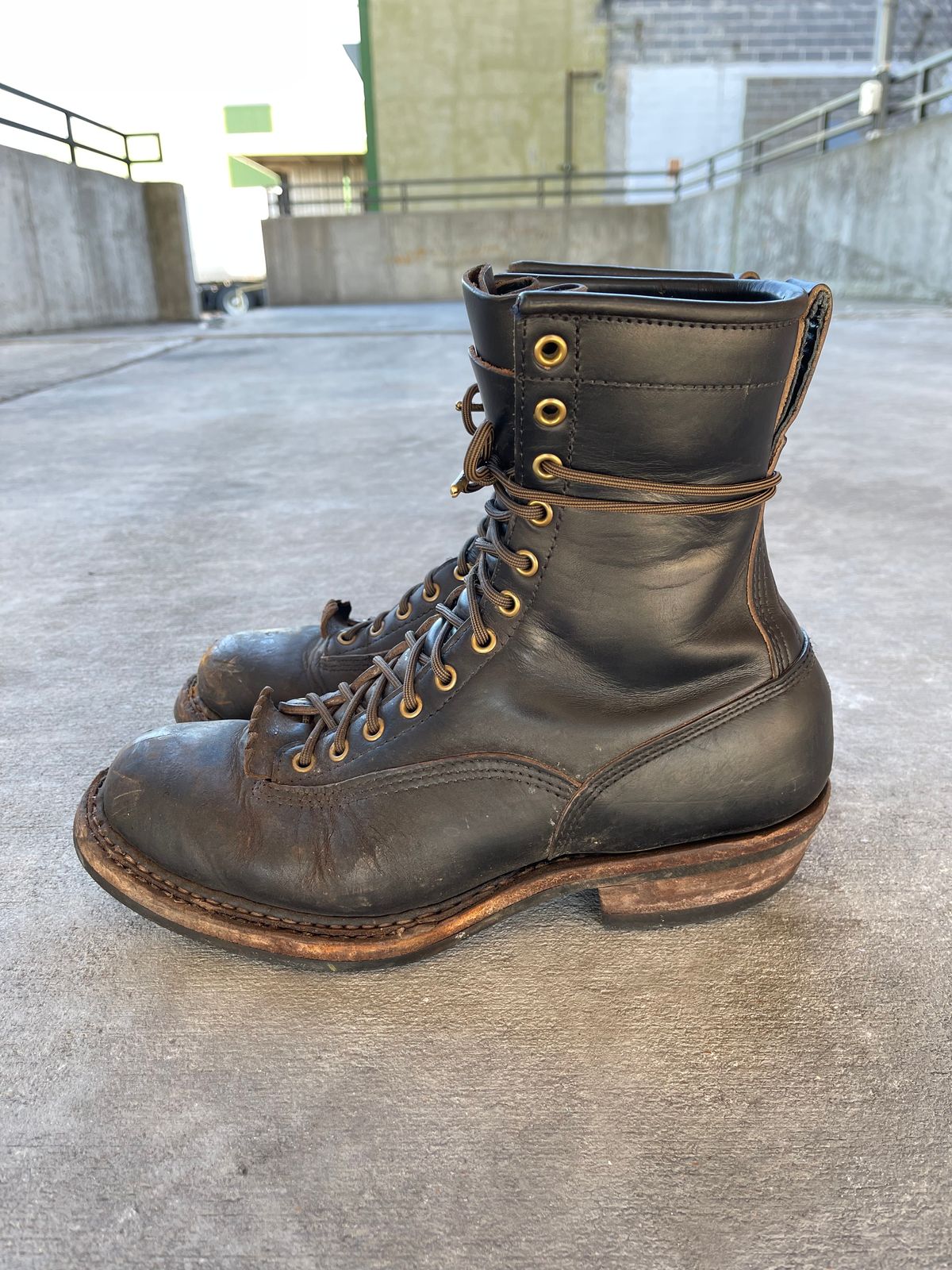 Photo by 32oz_denim on February 3, 2023 of the White's Bounty Hunter in Horween Black Chromexcel Horsebutt.