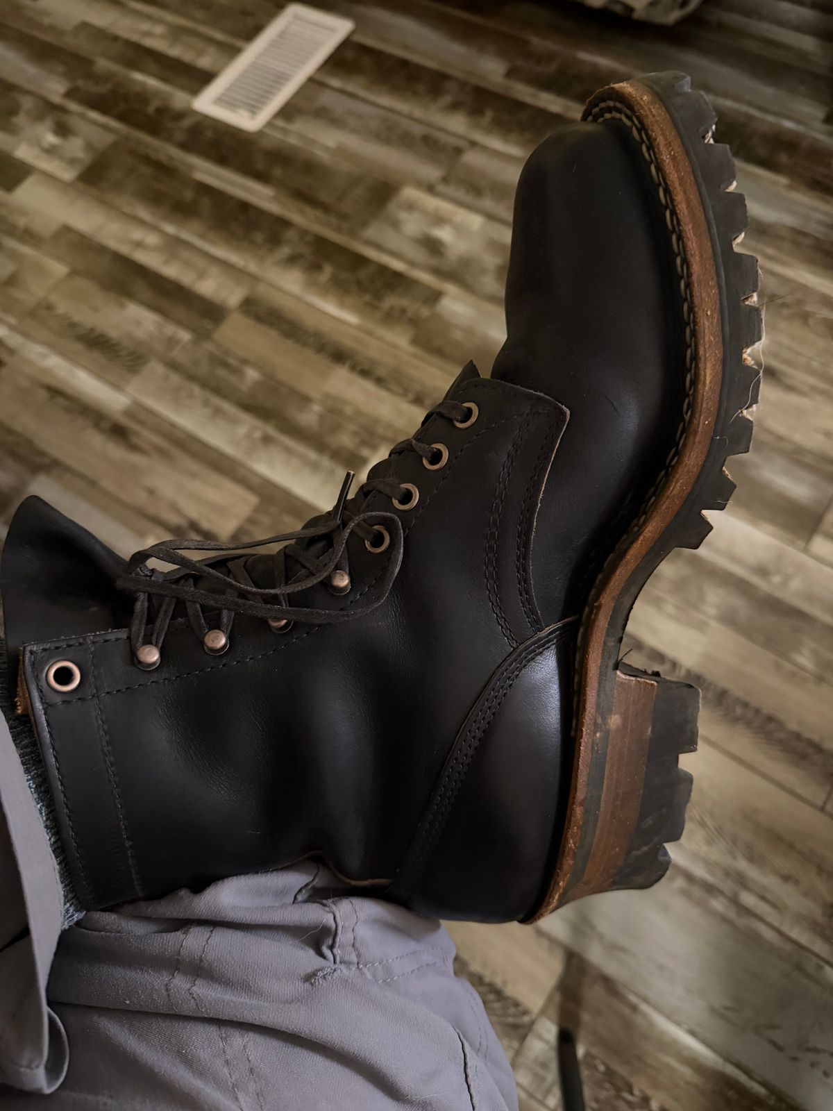 Photo by Shannmoody on December 17, 2025 of the White's C355 Logger in Seidel Black Double Shot.