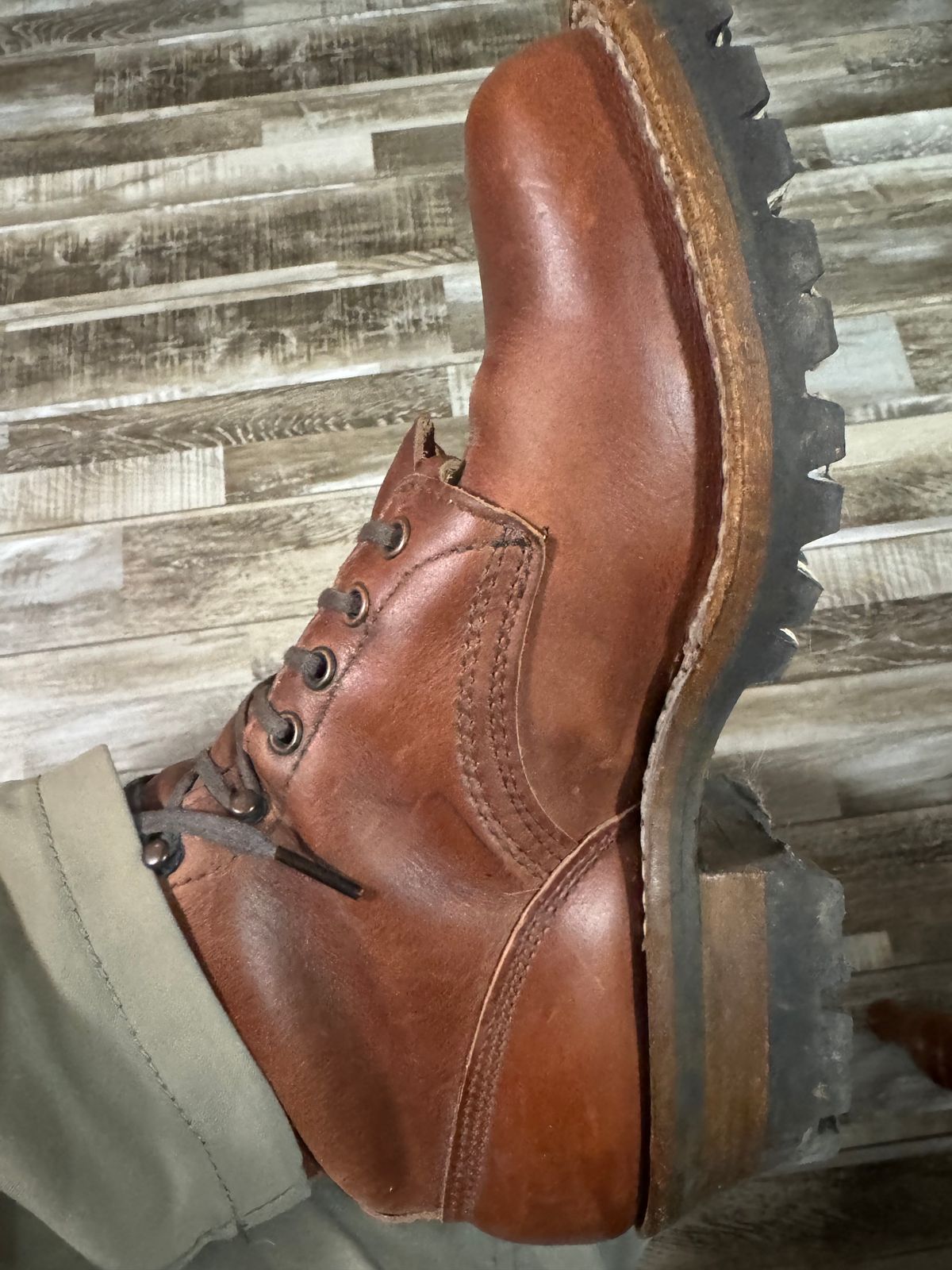 Photo by Shannmoody on November 19, 2025 of the White's C355 Logger in Seidel British Tan Double Shot.