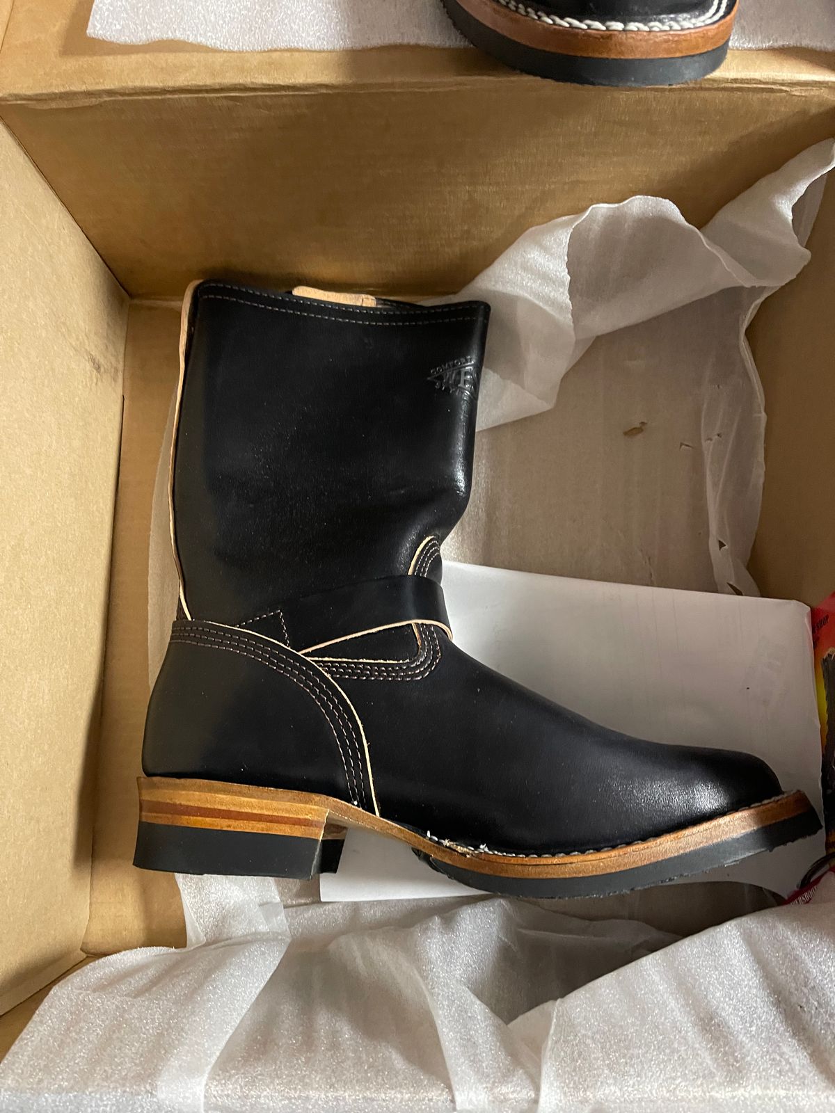 Photo by Shannmoody on August 19, 2022 of the Wesco Mister Lou in Maryam Black Teacore Horsebutt.