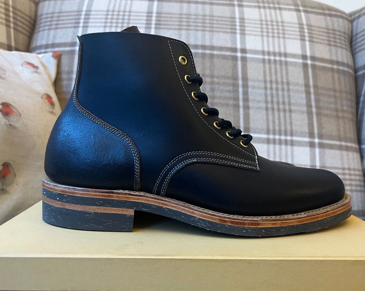 Photo by the_duke on November 1, 2023 of the Sagara Boondocker in Horween Black Waxed Flesh.