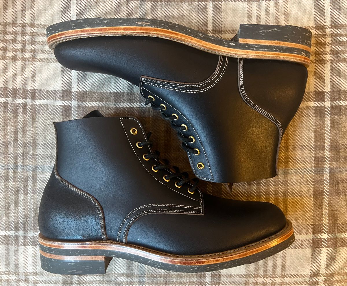 Photo by the_duke on November 1, 2023 of the Sagara Boondocker in Horween Black Waxed Flesh.
