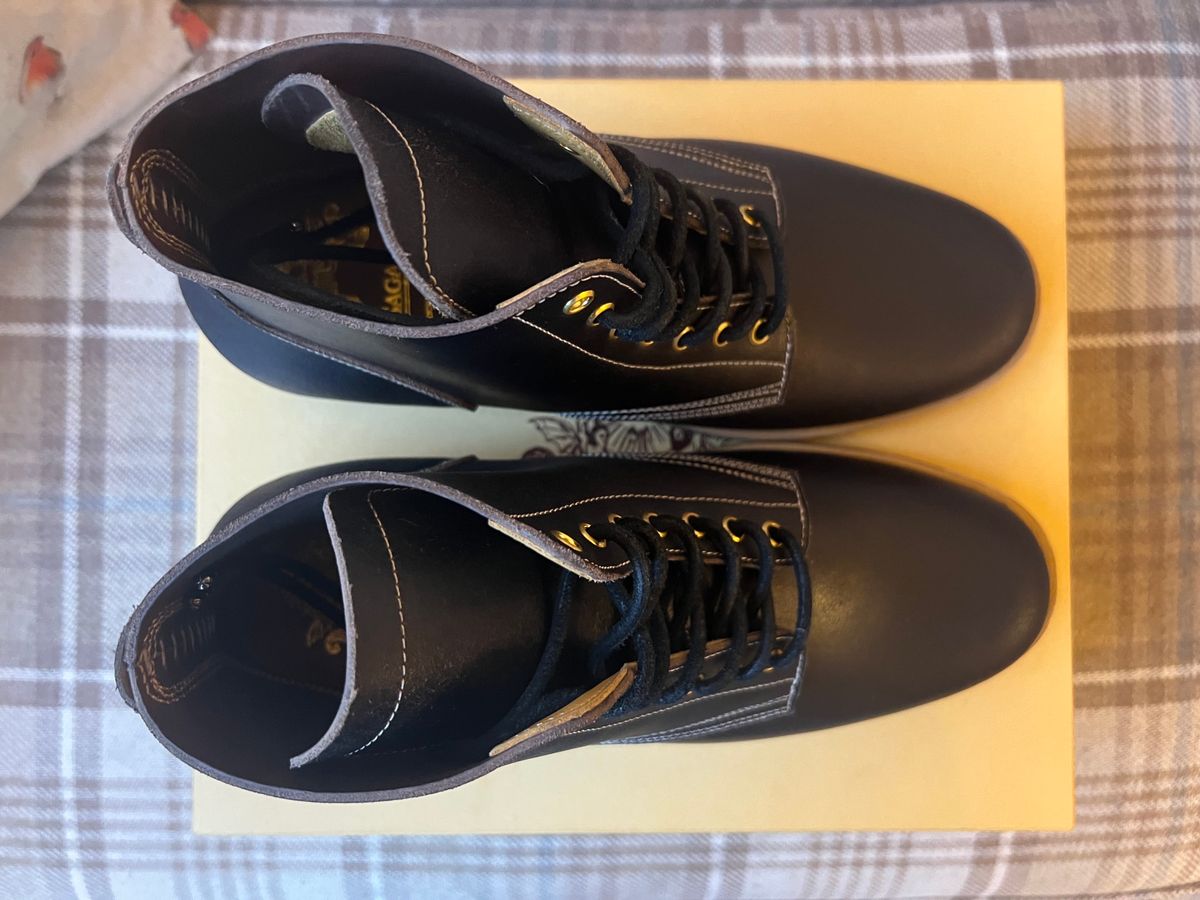 Photo by the_duke on November 1, 2023 of the Sagara Boondocker in Horween Black Waxed Flesh.