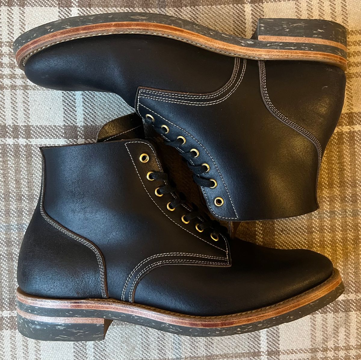 Photo by the_duke on December 2, 2023 of the Sagara Boondocker in Horween Black Waxed Flesh.
