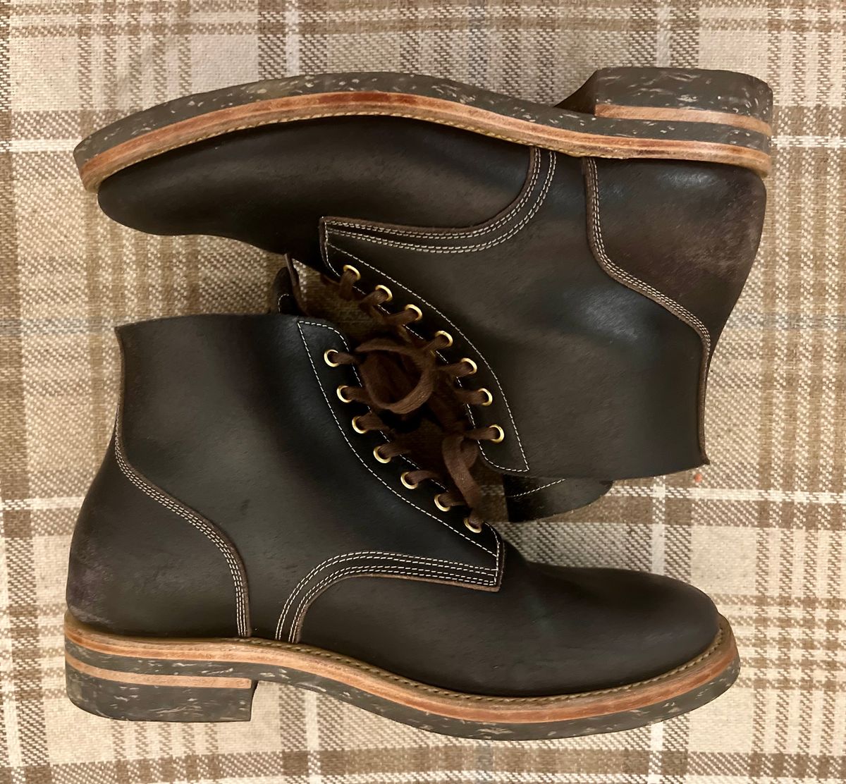 Photo by the_duke on January 4, 2024 of the Sagara Boondocker in Horween Black Waxed Flesh.