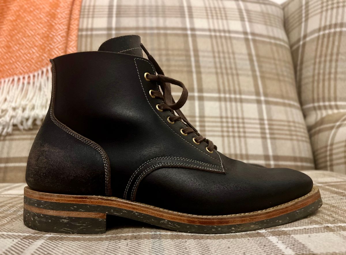 Photo by the_duke on January 4, 2024 of the Sagara Boondocker in Horween Black Waxed Flesh.