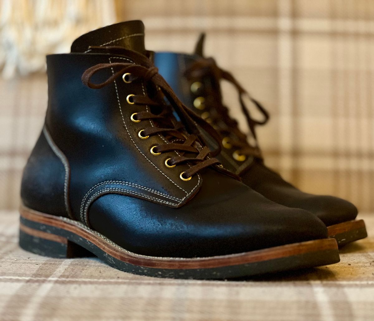 Photo by the_duke on February 3, 2024 of the Sagara Boondocker in Horween Black Waxed Flesh.