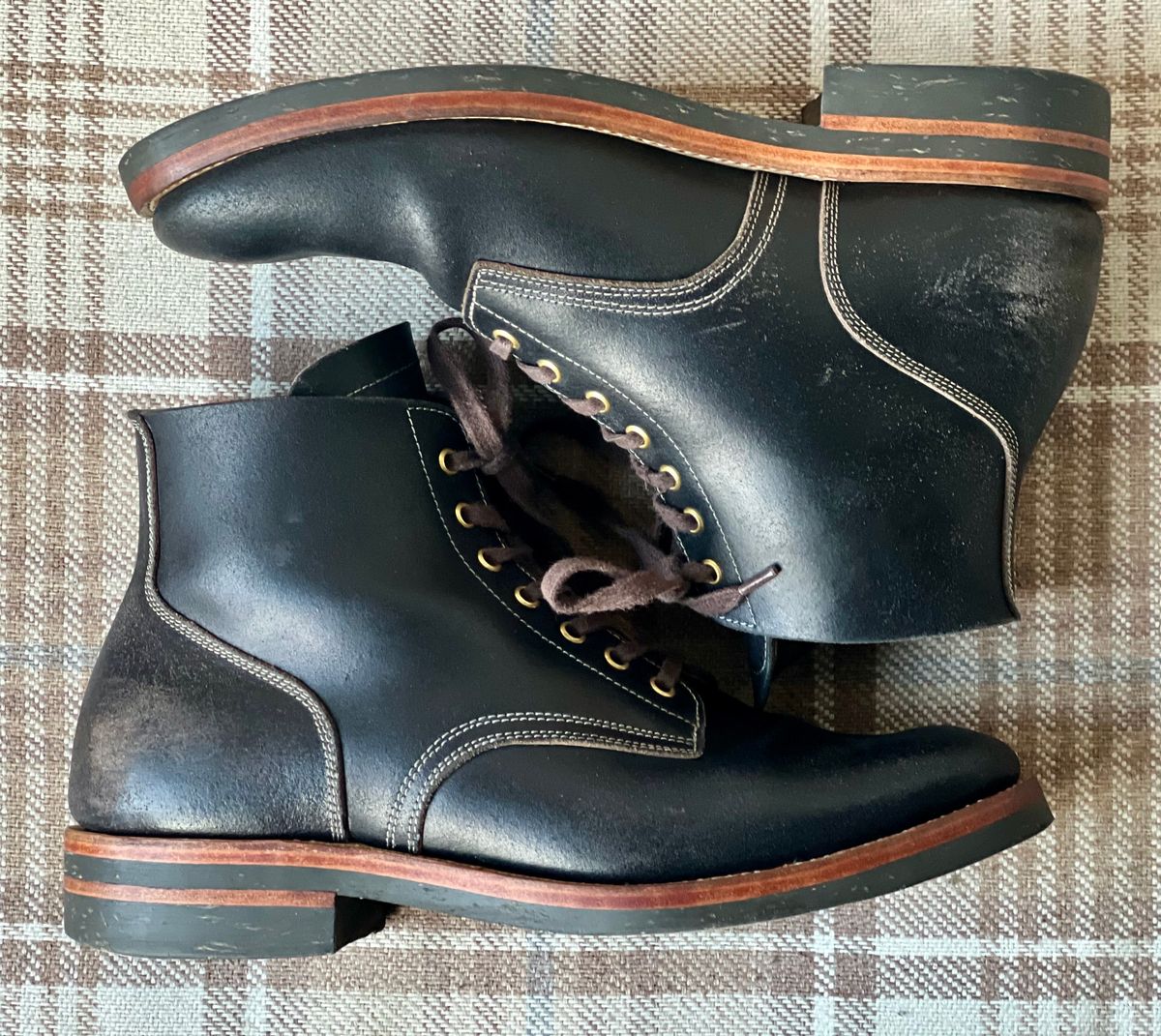 Photo by the_duke on March 1, 2024 of the Sagara Boondocker in Horween Black Waxed Flesh.