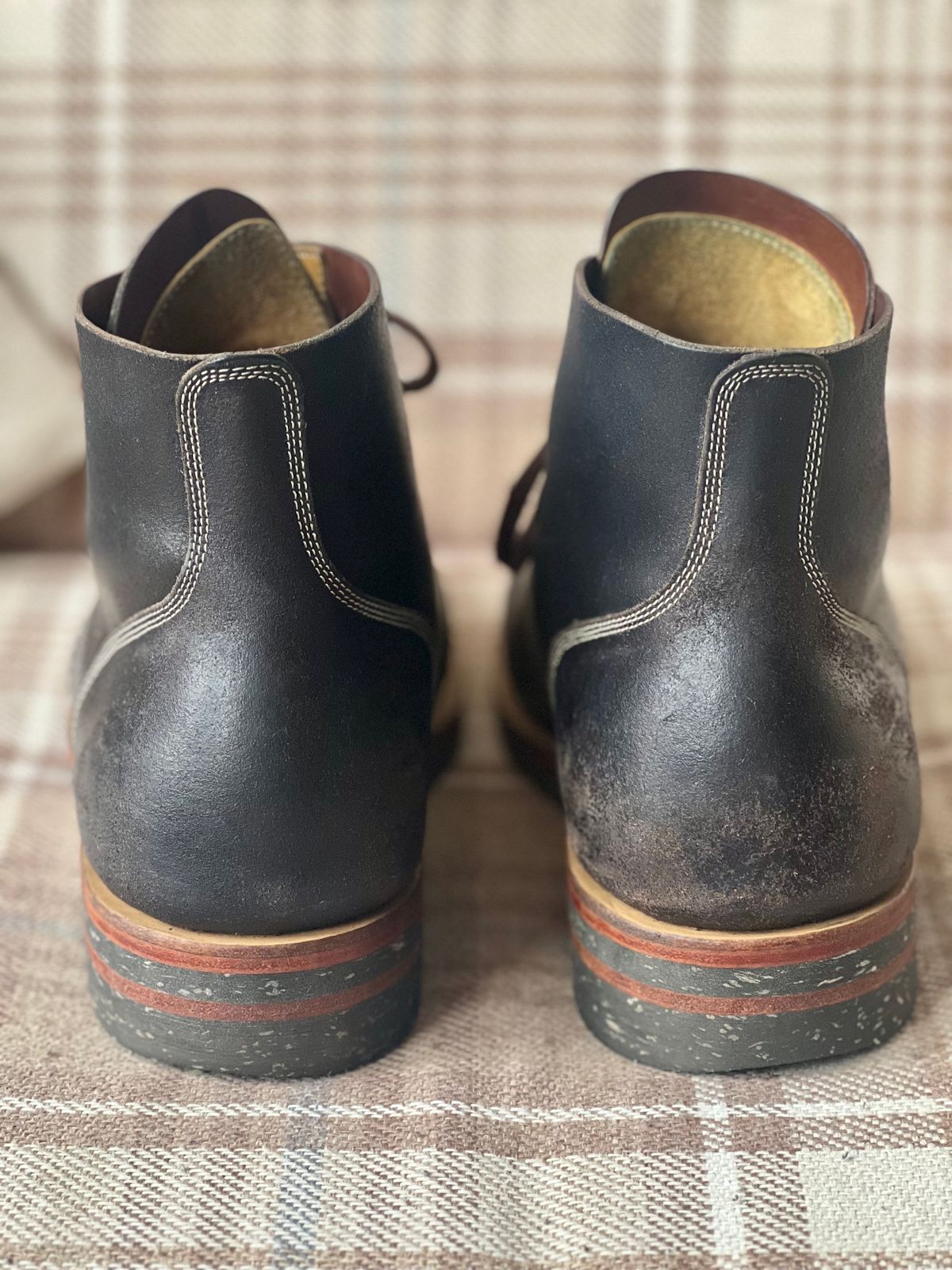 Photo by the_duke on April 3, 2024 of the Sagara Boondocker in Horween Black Waxed Flesh.