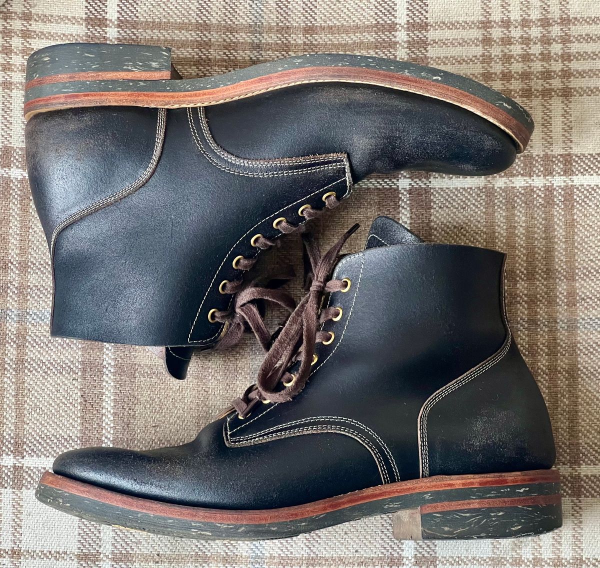 Photo by the_duke on April 3, 2024 of the Sagara Boondocker in Horween Black Waxed Flesh.