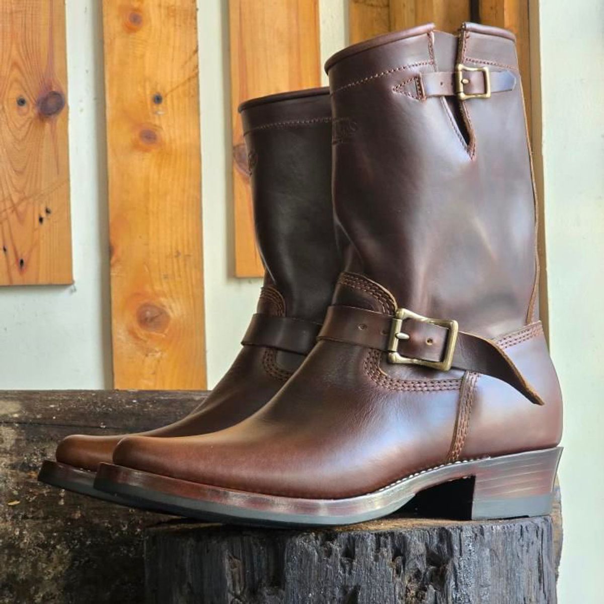 Photo by the_duke on September 27, 2024 of the Willie's Handmade Boots Engineer in Horween Brown Chromexcel.