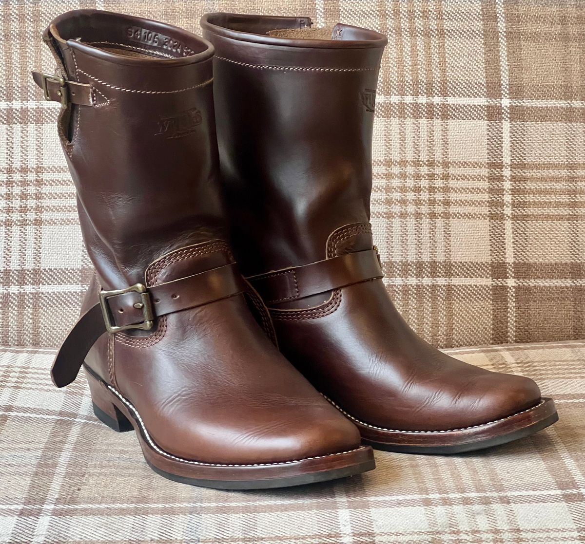 Photo by the_duke on November 2, 2024 of the Willie's Handmade Boots Engineer in Horween Brown Chromexcel.