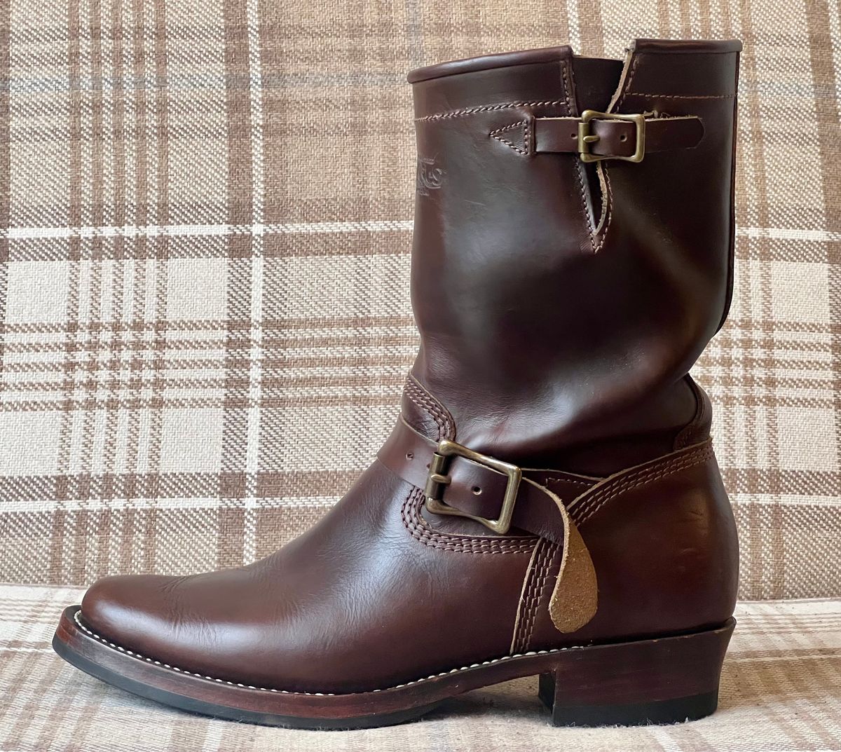 Photo by the_duke on November 2, 2024 of the Willie's Handmade Boots Engineer in Horween Brown Chromexcel.