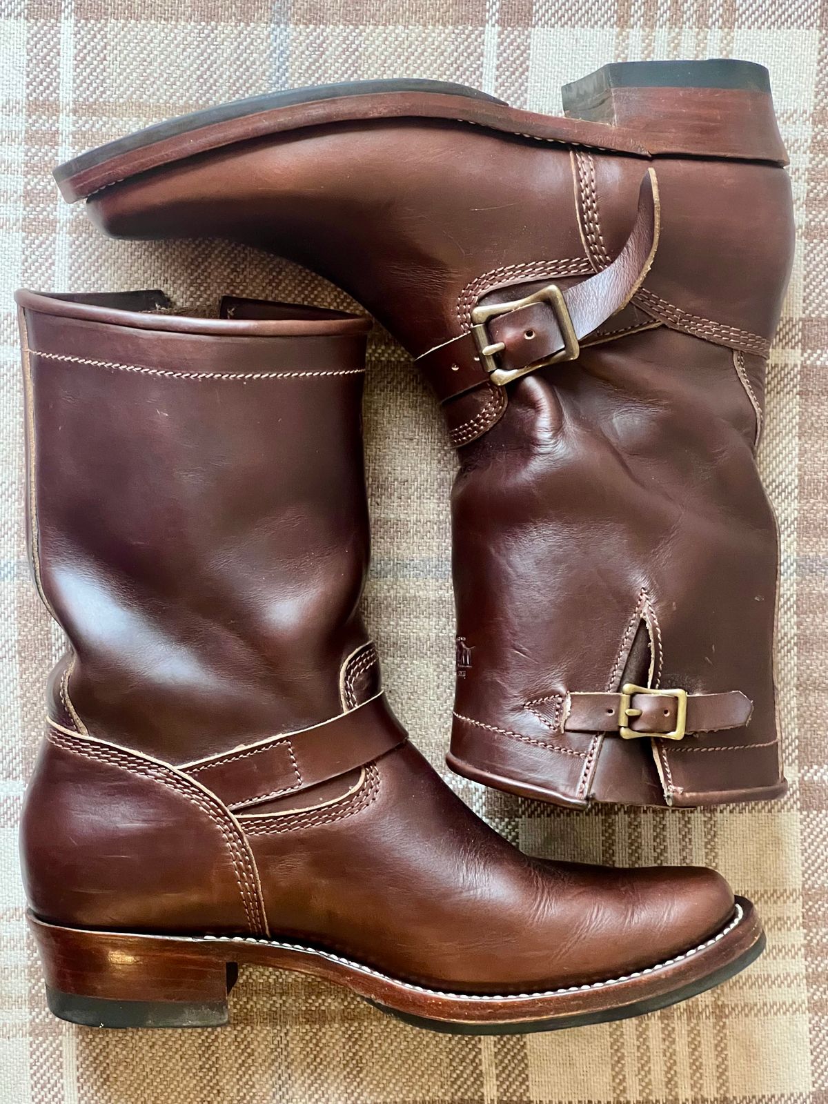 Photo by the_duke on November 2, 2024 of the Willie's Handmade Boots Engineer in Horween Brown Chromexcel.