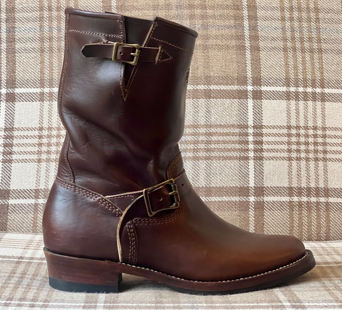 Photo by the_duke on November 2, 2024 of the Willie's Handmade Boots Engineer in Horween Brown Chromexcel.