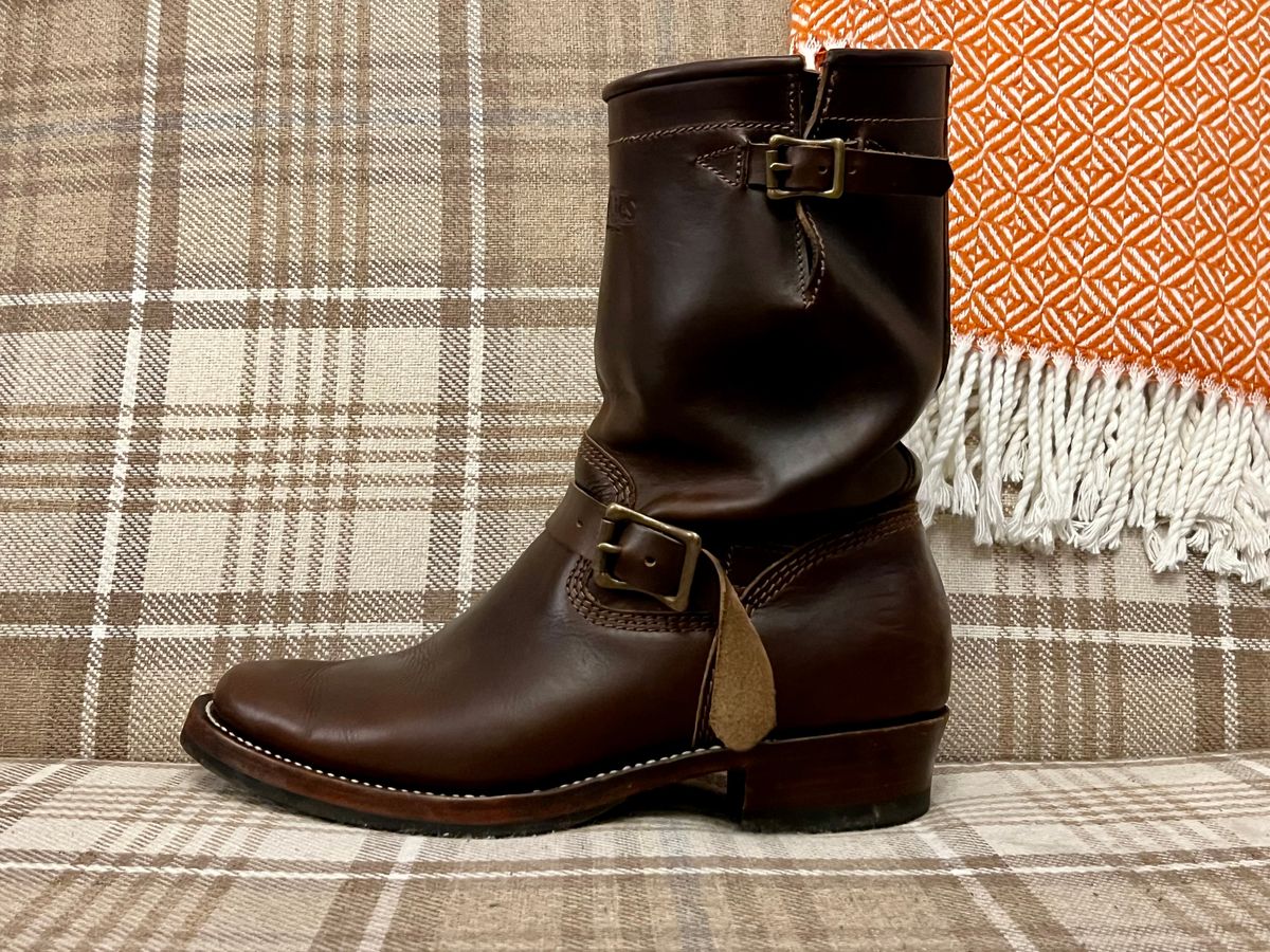 Photo by the_duke on December 5, 2024 of the Willie's Handmade Boots Engineer in Horween Brown Chromexcel.