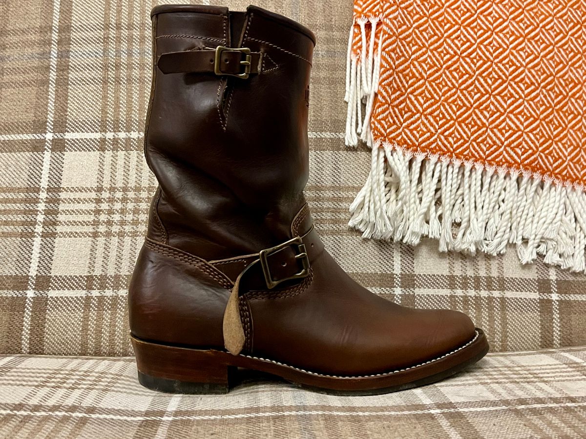 Photo by the_duke on December 5, 2024 of the Willie's Handmade Boots Engineer in Horween Brown Chromexcel.