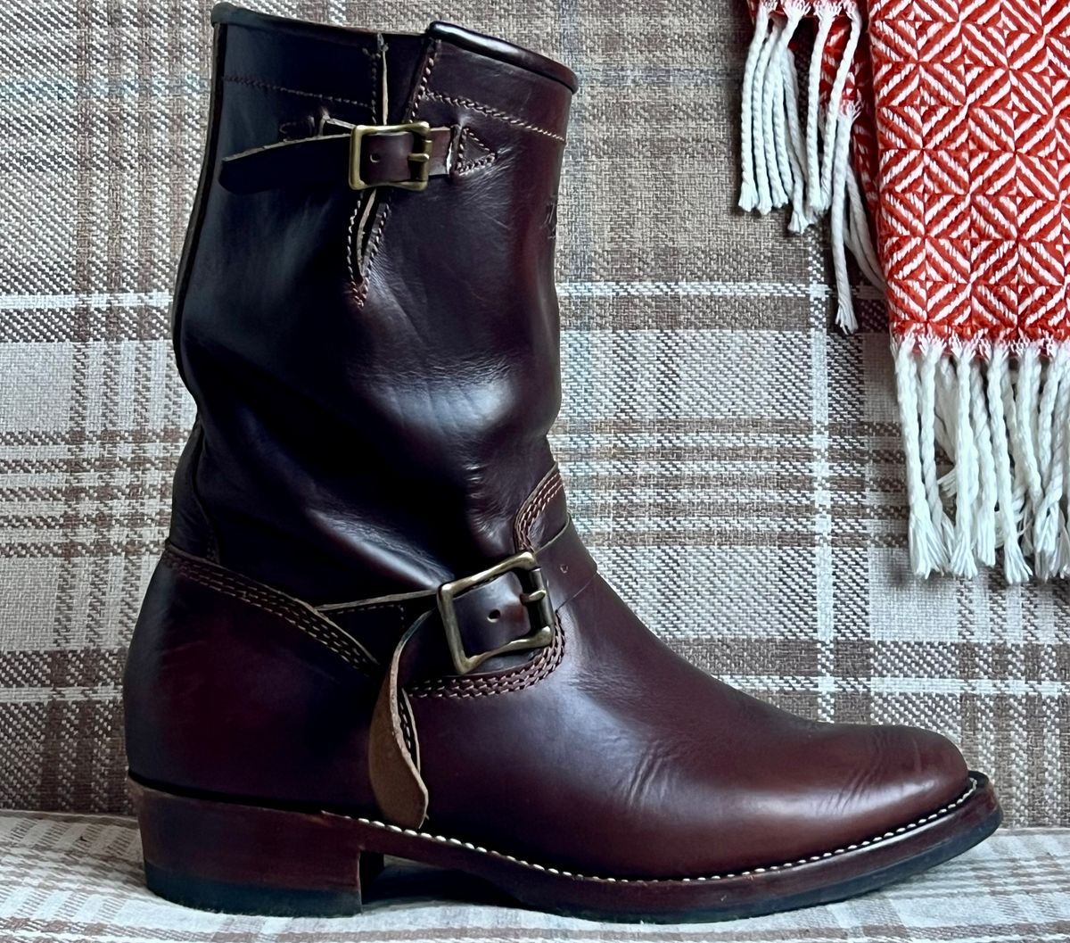 Photo by the_duke on January 3, 2025 of the Willie's Handmade Boots Engineer in Horween Brown Chromexcel.