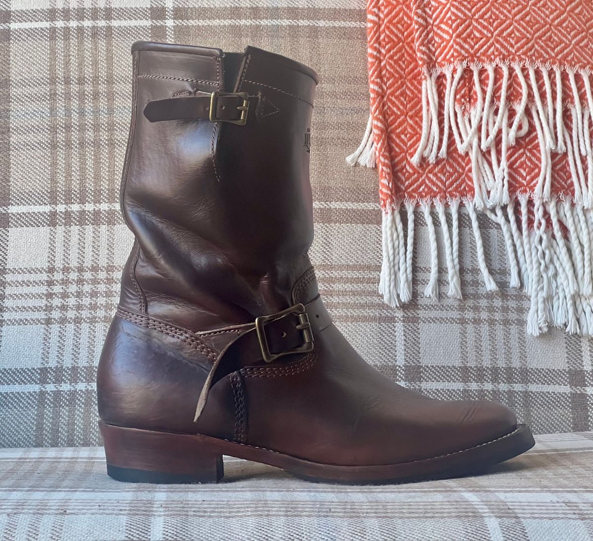 Photo by the_duke on March 2, 2025 of the Willie's Handmade Boots Engineer in Horween Brown Chromexcel.