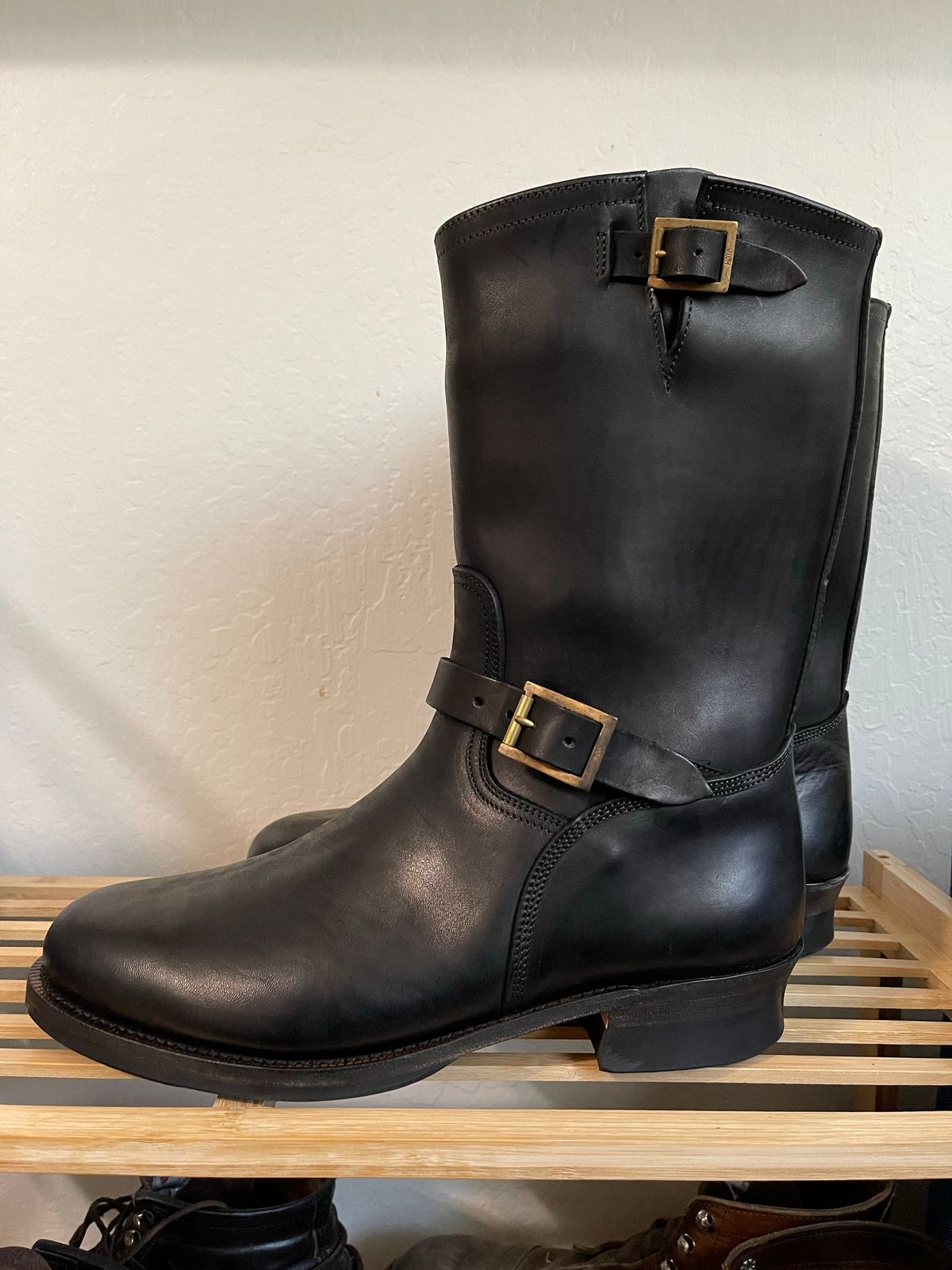 Photo by migtastic94 on October 1, 2022 of the Motor Unlisted Model in Maryam Toscanello Horsebutt Overdyed Black.