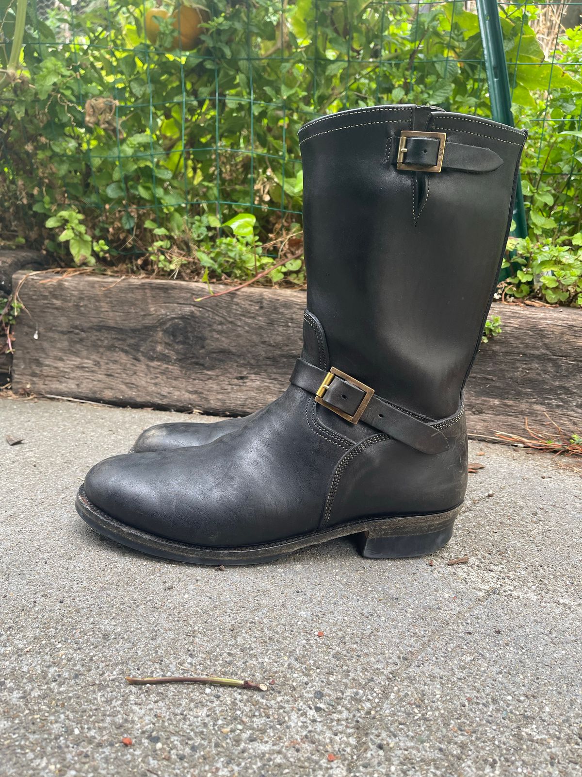 Photo by migtastic94 on November 5, 2022 of the Motor Unlisted Model in Maryam Toscanello Horsebutt Overdyed Black.