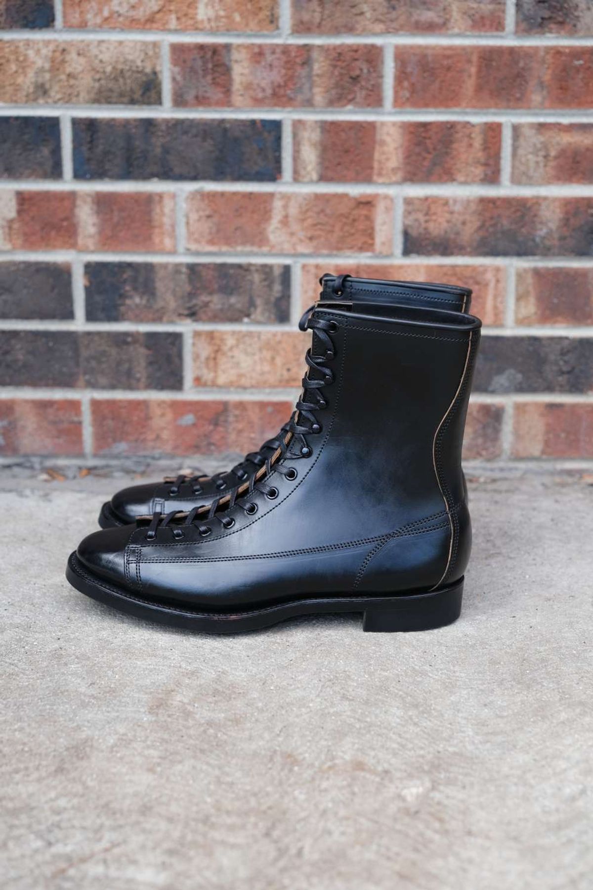 Photo by danadd94 on November 9, 2022 of the Clinch Gary Boots in Black-Overdyed Horsebutt.