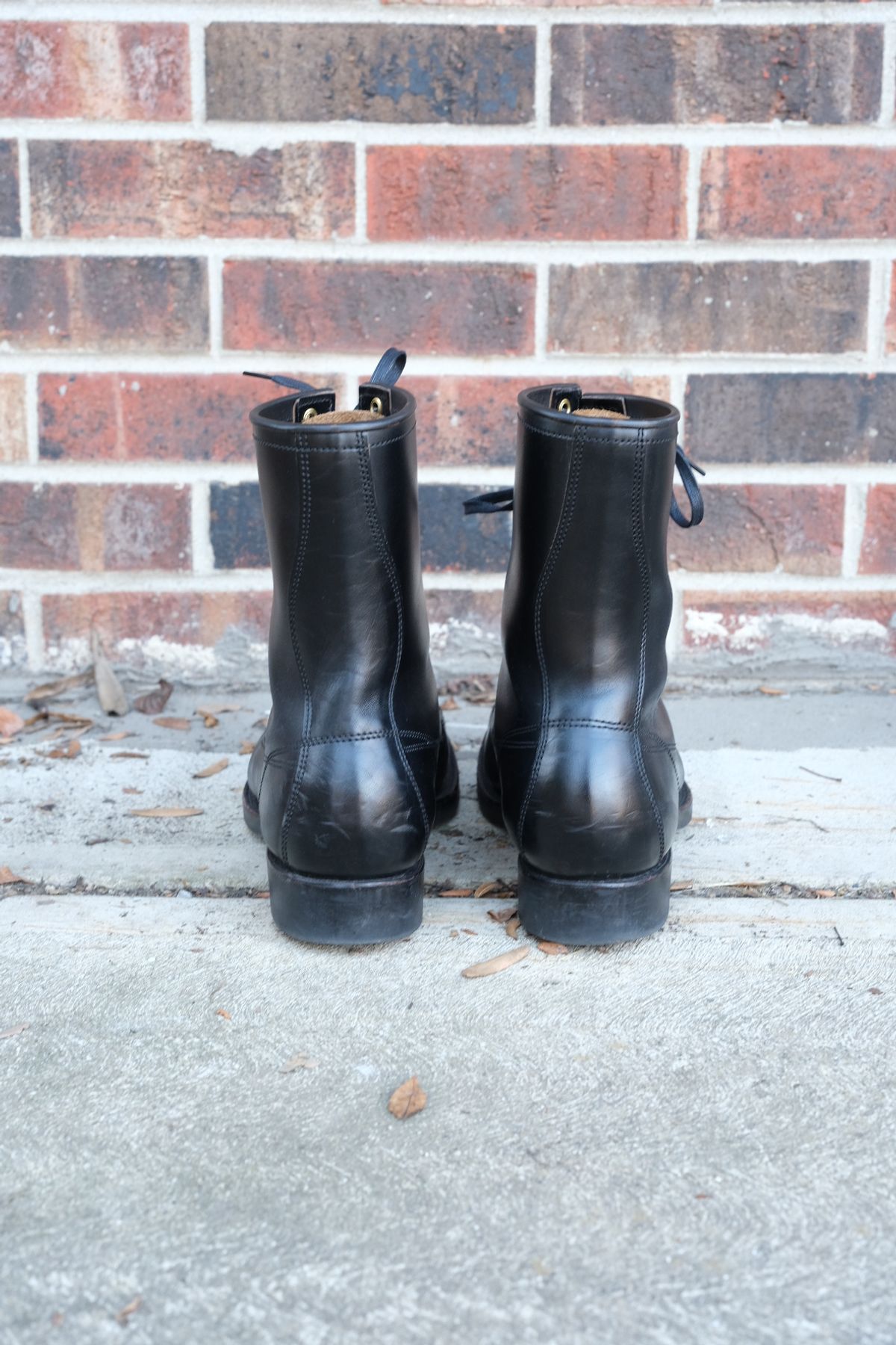 Photo by danadd94 on December 1, 2022 of the Clinch Gary Boots in Black-Overdyed Horsebutt.