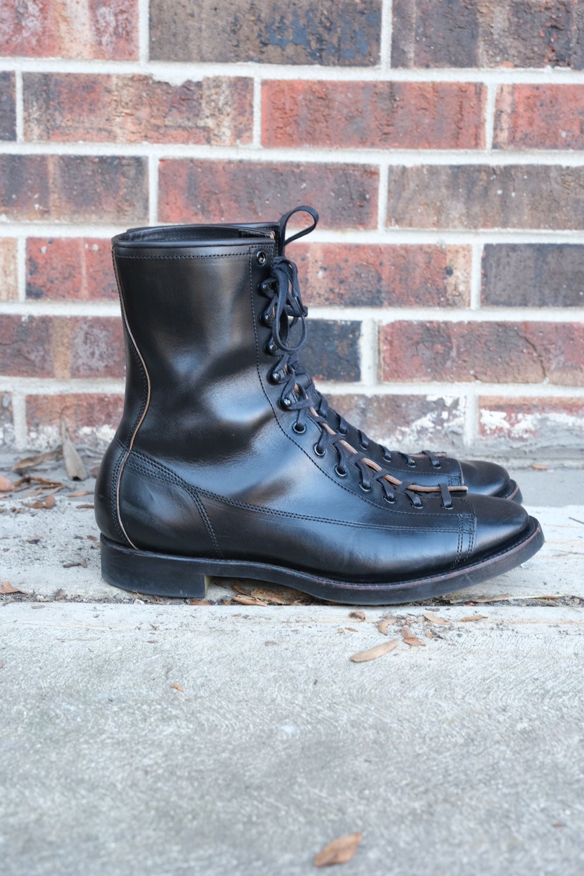 Photo by danadd94 on December 1, 2022 of the Clinch Gary Boots in Black-Overdyed Horsebutt.