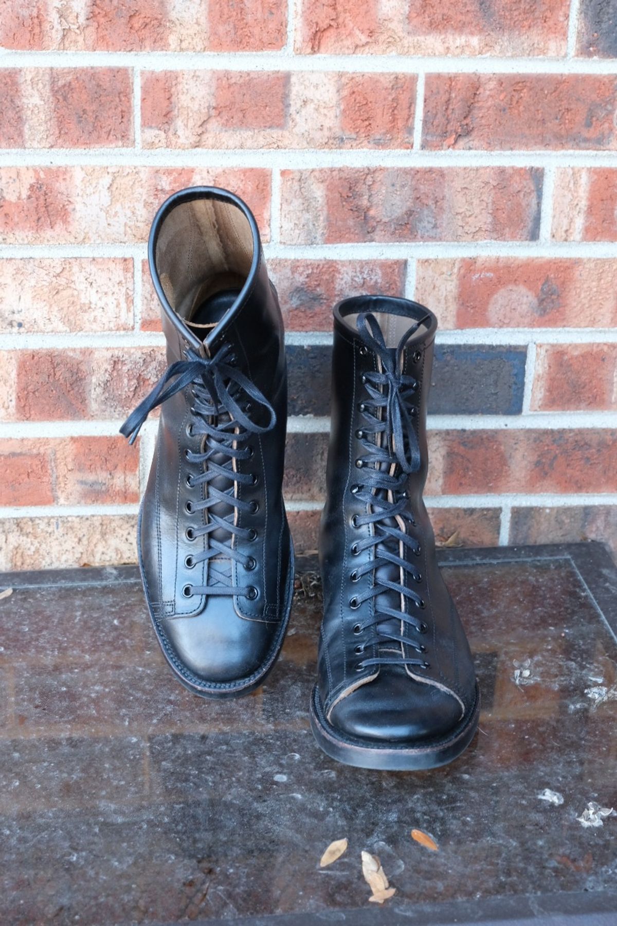Photo by danadd94 on December 1, 2022 of the Clinch Gary Boots in Black-Overdyed Horsebutt.