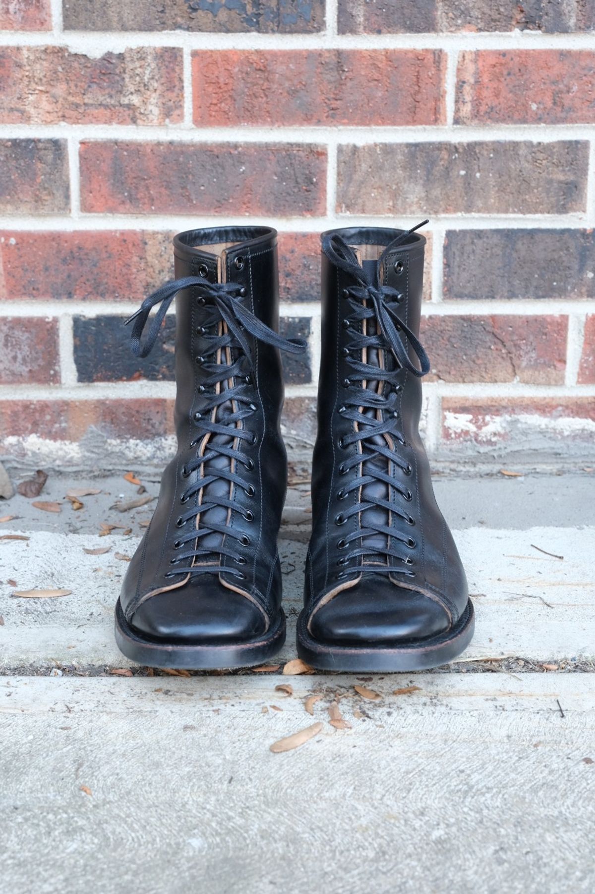 Photo by danadd94 on December 1, 2022 of the Clinch Gary Boots in Black-Overdyed Horsebutt.