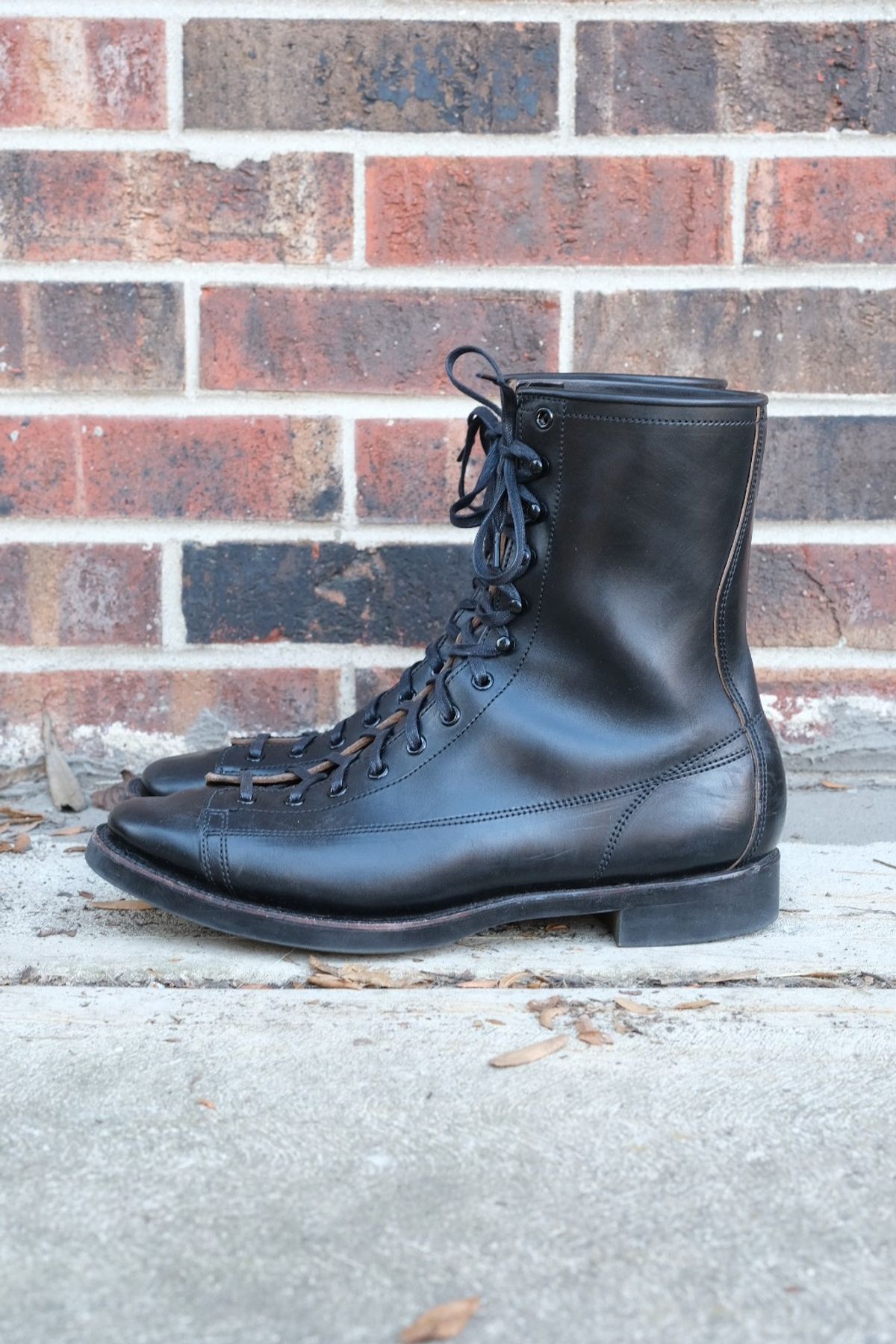 Photo by danadd94 on December 1, 2022 of the Clinch Gary Boots in Black-Overdyed Horsebutt.