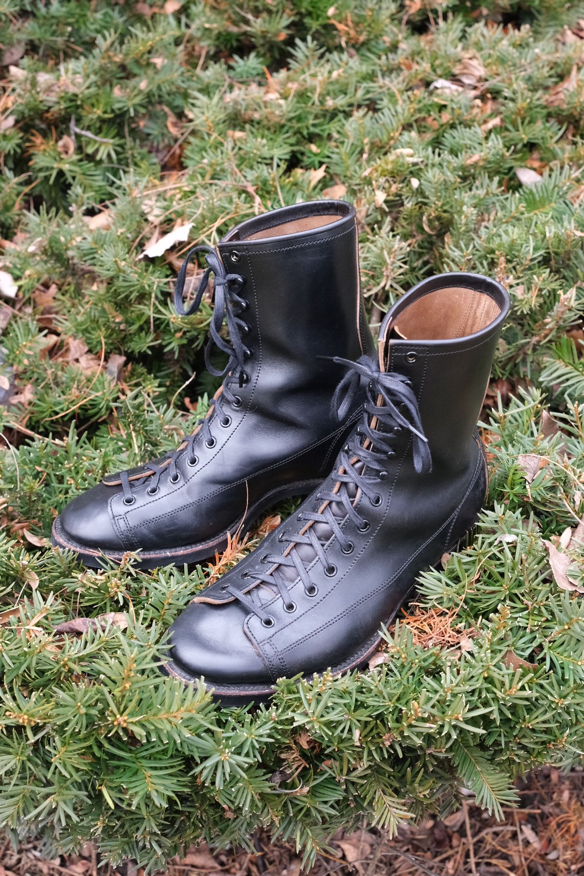 Photo by danadd94 on January 2, 2023 of the Clinch Gary Boots in Black-Overdyed Horsebutt.