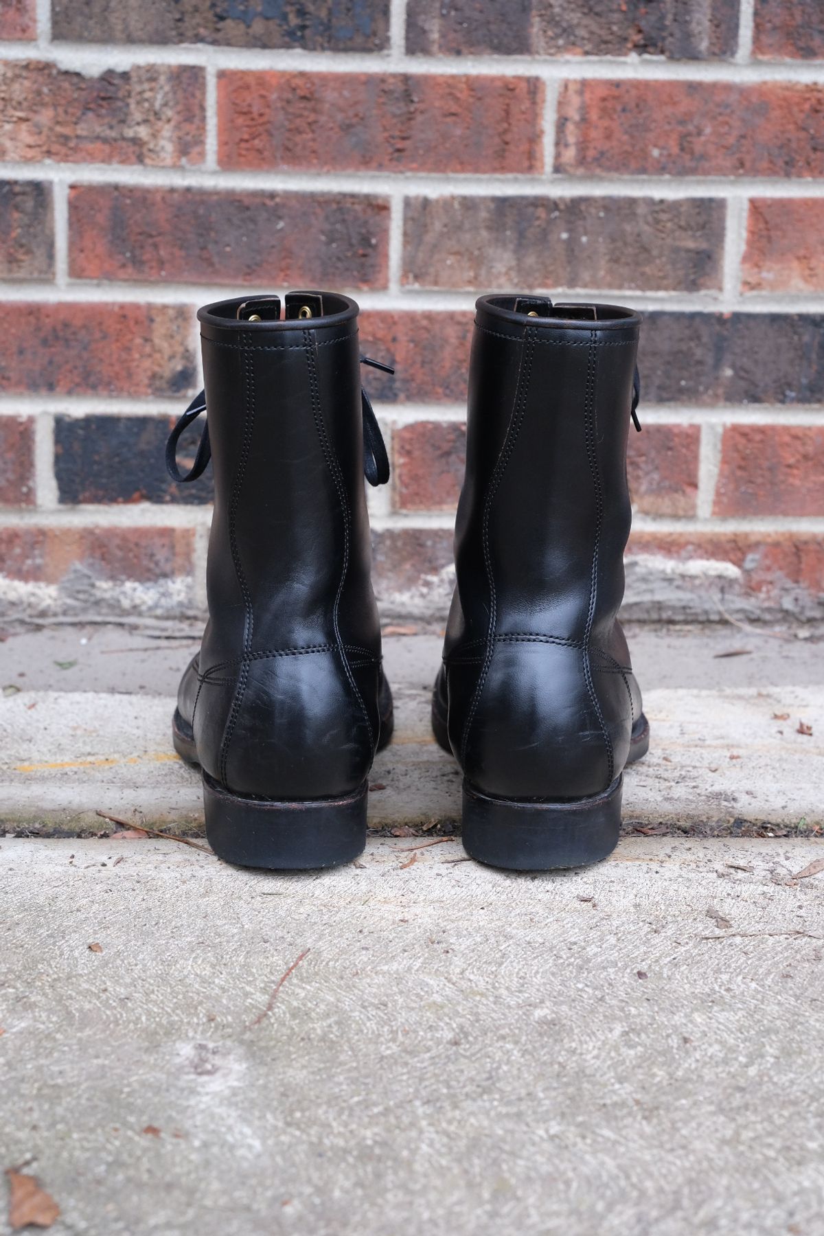 Photo by danadd94 on January 2, 2023 of the Clinch Gary Boots in Black-Overdyed Horsebutt.
