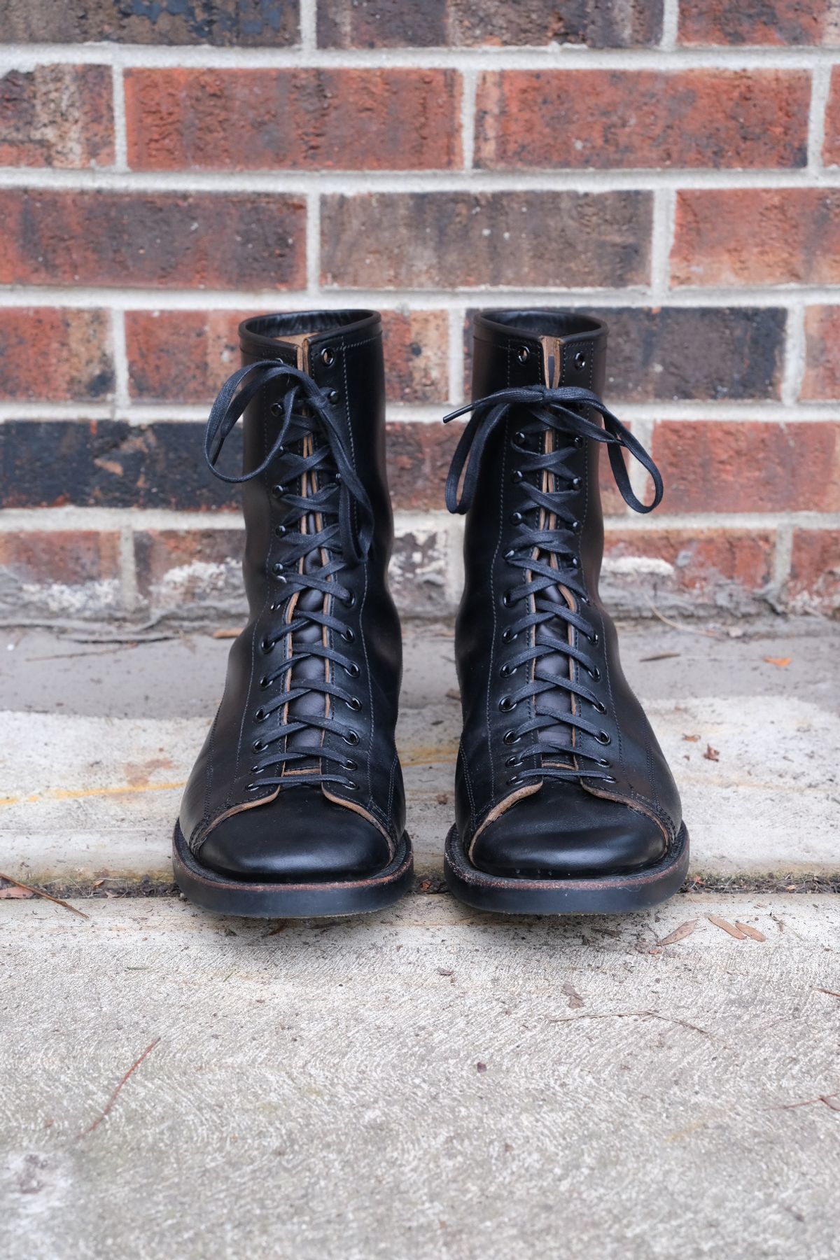 Photo by danadd94 on January 2, 2023 of the Clinch Gary Boots in Black-Overdyed Horsebutt.