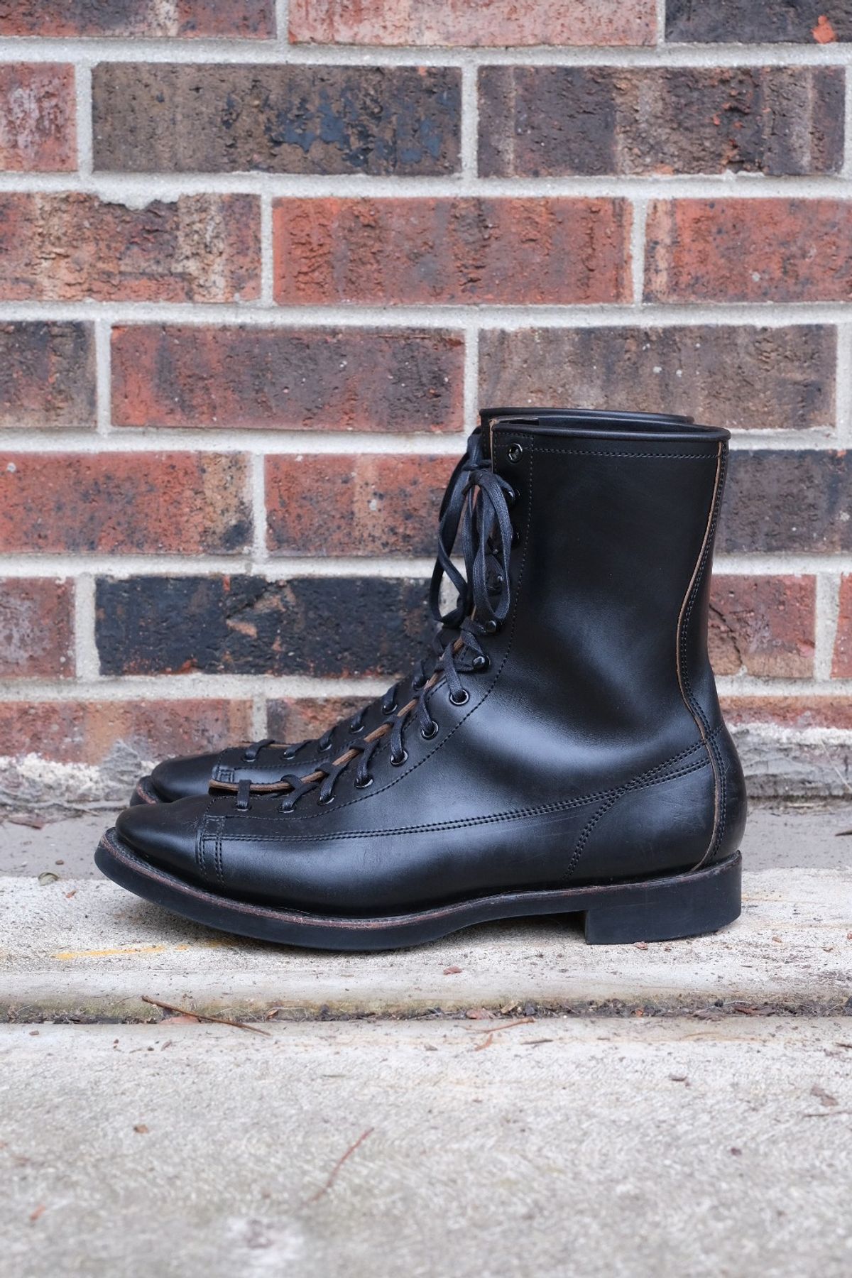 Photo by danadd94 on January 2, 2023 of the Clinch Gary Boots in Black-Overdyed Horsebutt.