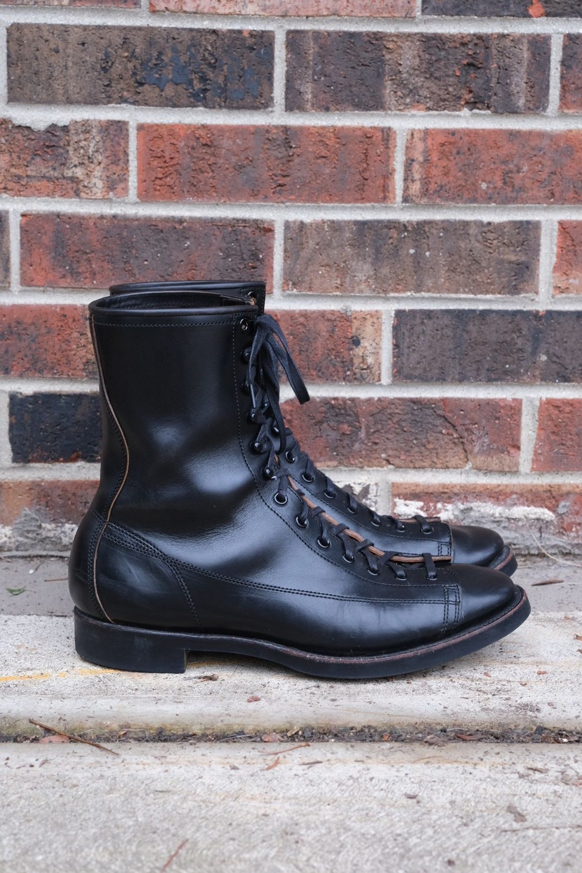 Photo by danadd94 on January 2, 2023 of the Clinch Gary Boots in Black-Overdyed Horsebutt.