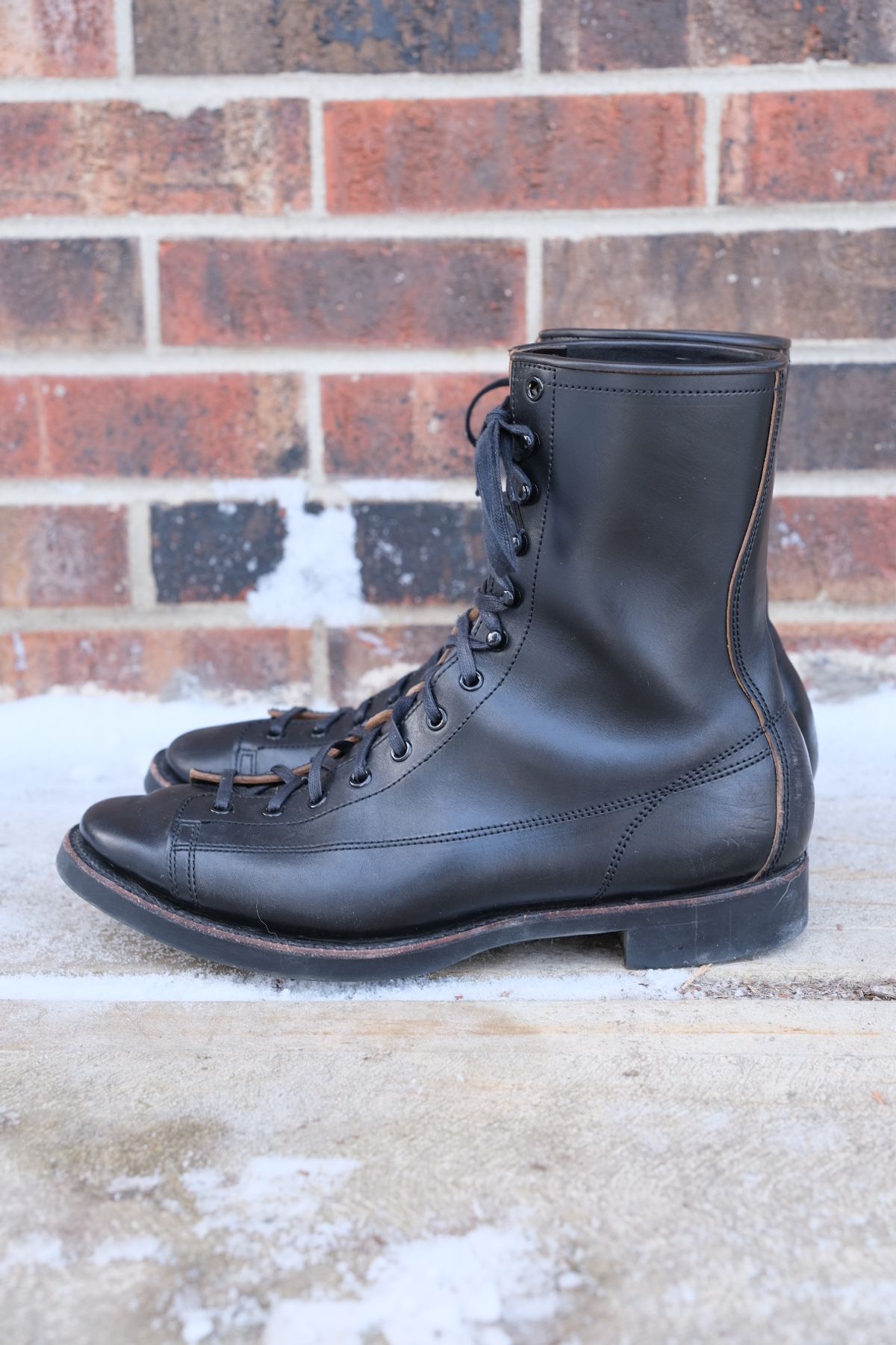 Photo by danadd94 on February 4, 2023 of the Clinch Gary Boots in Black-Overdyed Horsebutt.
